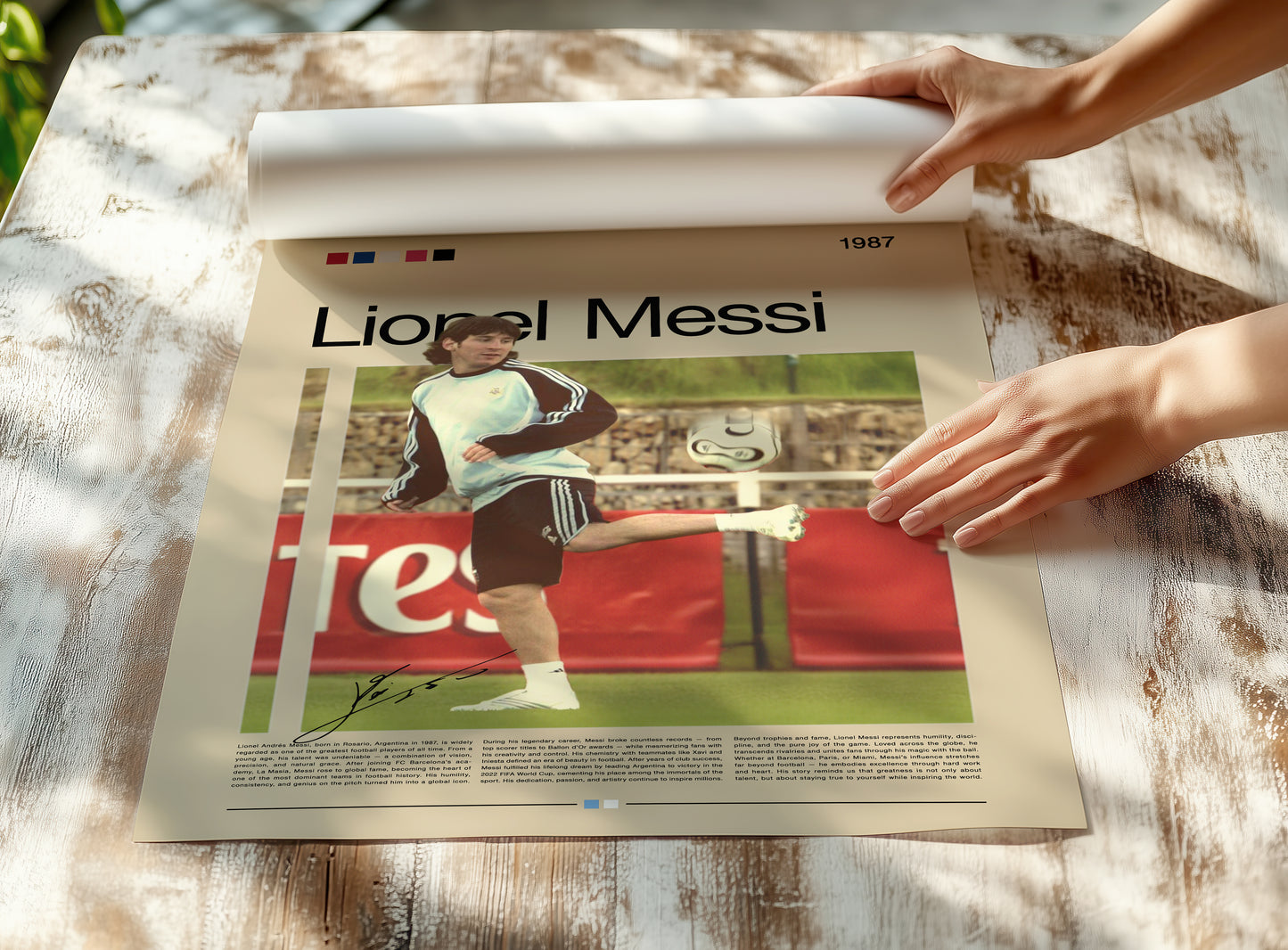 Hochwertiges Poster von Lionel Messi in einer seltenen Trainingsszene mit der argentinischen Nationalmannschaft. Das Design zeigt den jungen Fußballstar in Bewegung mit Ball, inspiriert von klassischen Sportaufnahmen. Perfekt als Wanddekoration für Fußballfans, Sportliebhaber oder Sammler – gedruckt auf mattem Premiumpapier mit lebendigen Farben und klaren Linien, ideal für Zuhause oder Büro.