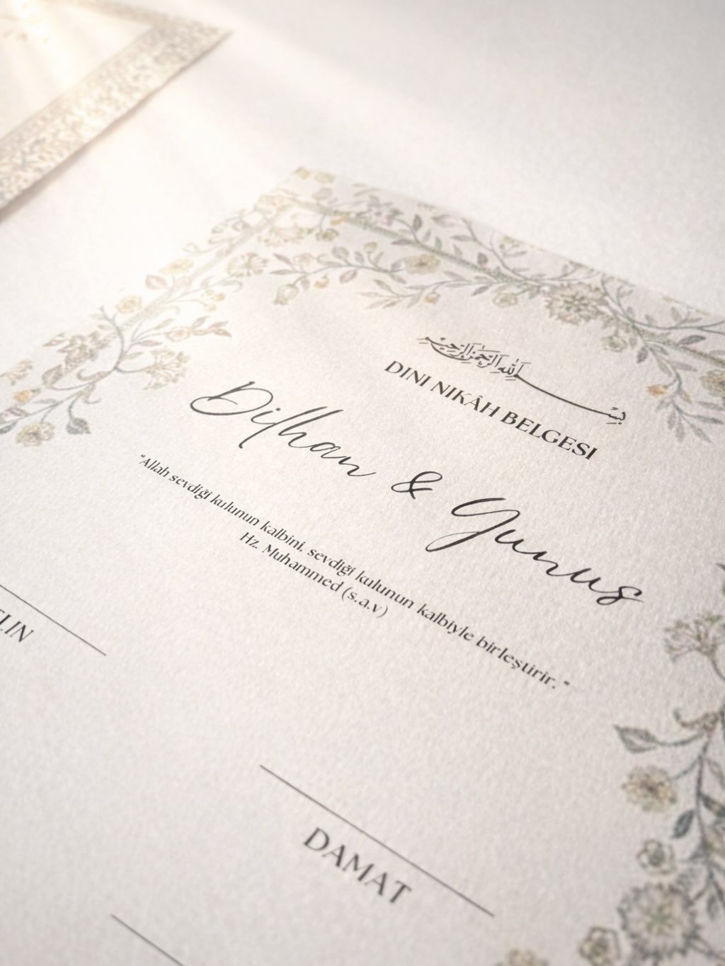 Personalisierte islamische Nikah Urkunde auf strukturiertem Büttenpapier im A4 Format mit floralem Rahmen und Feldern für Braut, Bräutigam, Imam und Zeugen