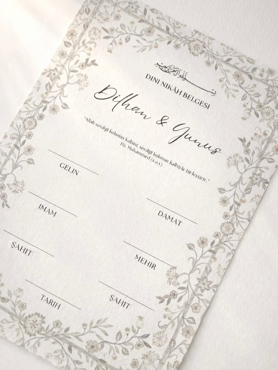 Personalisierte islamische Nikah Urkunde auf strukturiertem Büttenpapier im A4 Format mit floralem Rahmen und Feldern für Braut, Bräutigam, Imam und Zeugen