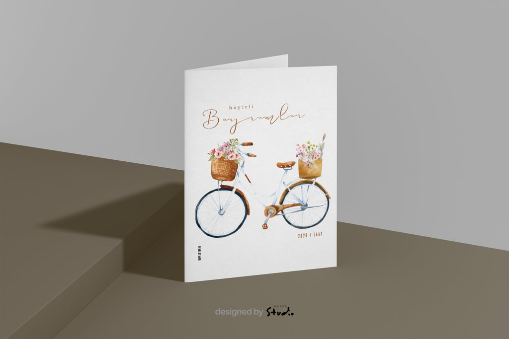Hayirli Bayramlar Grußkarte 2026 1447 mit Vintage Fahrrad Illustration. Weißes Fahrrad mit braunem Sattel und zwei geflochtenen Körben voller Blumen in Pastellfarben auf hellem Hintergrund. Minimalistische islamische Eid Grußkarte zum Verschenken.