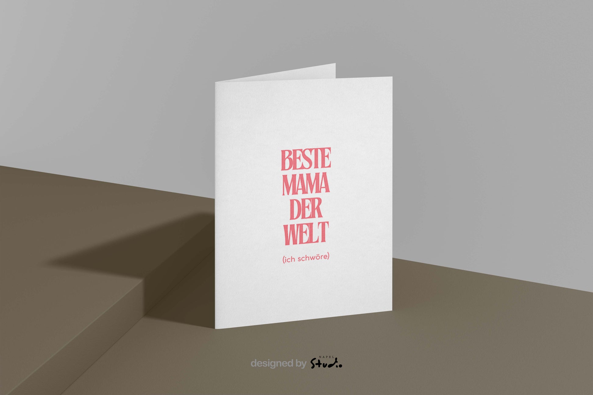 Minimalistisch gestaltete Grußkarte mit dem Schriftzug „Beste Mama der Welt (ich schwöre)“ in großer eleganter rosa Typografie auf hellem, neutralem Hintergrund. Das Design wirkt modern, feminin und stilvoll und eignet sich perfekt als Muttertagskarte, Geburtstagskarte oder liebevolle Botschaft für die eigene Mutter. Die klare Serifenschrift steht mittig auf der Karte und vermittelt Wertschätzung, Humor und Liebe. Ideal als Geschenk für Mama zum Muttertag oder als kleine Aufmerksamkeit, um der besten Mama d