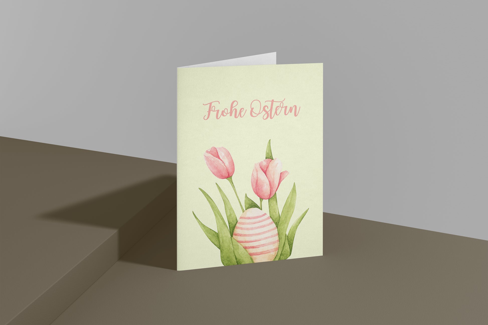 Elegante Osterkarte mit Tulpen und Osterei Illustration im Aquarell Stil. Sanfte Pastellfarben mit dem Schriftzug „Frohe Ostern“. Perfekt als Frühlings Grußkarte oder Osterkarte für Familie und Freunde.
