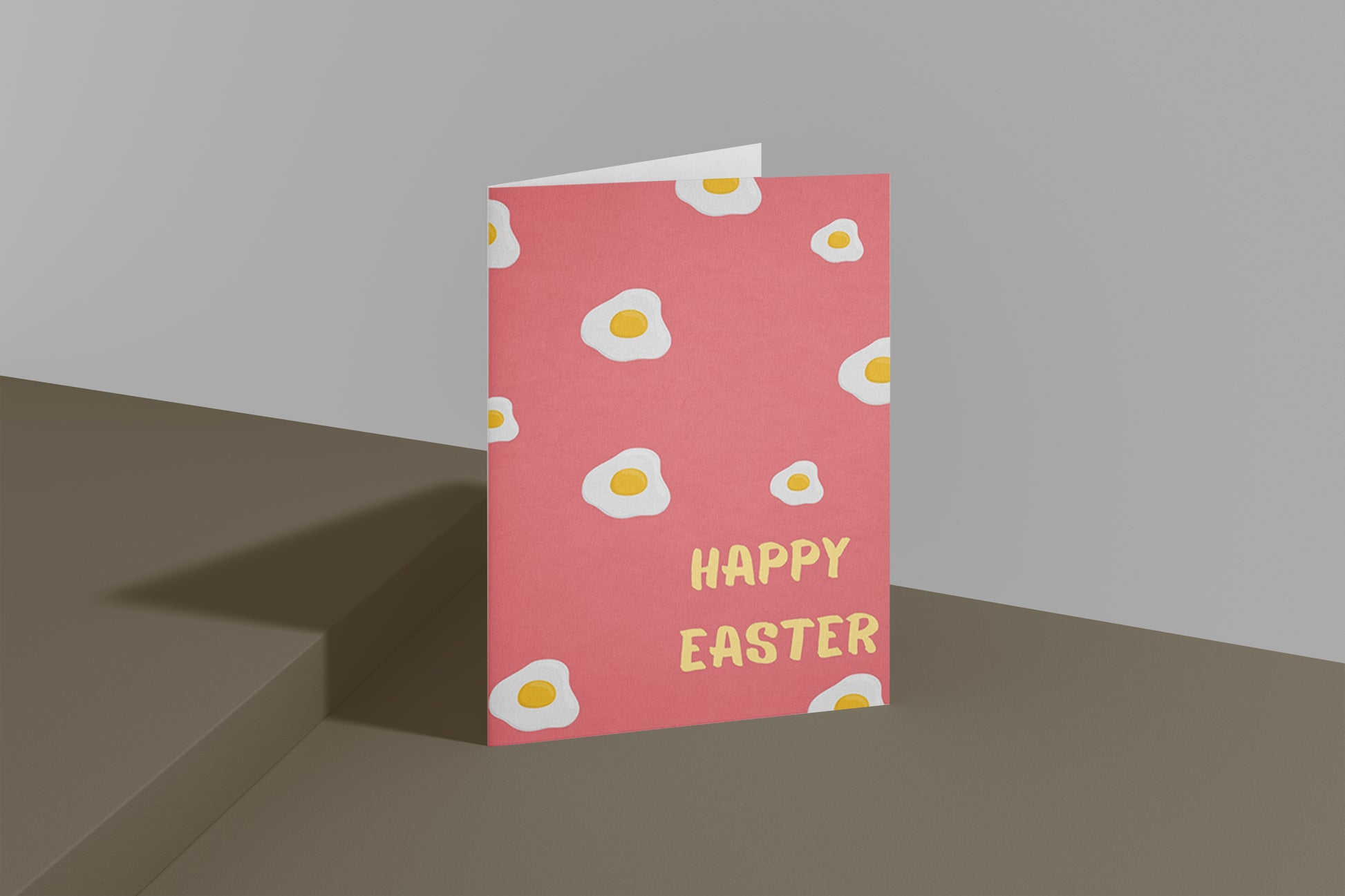 Moderne Osterkarte mit rosa Hintergrund und Eier Muster Illustration. Auf der Vorderseite steht „Happy Easter“. Minimalistisches Design mit goldener Umschlag Mockup. Perfekt als moderne Oster Grußkarte.
