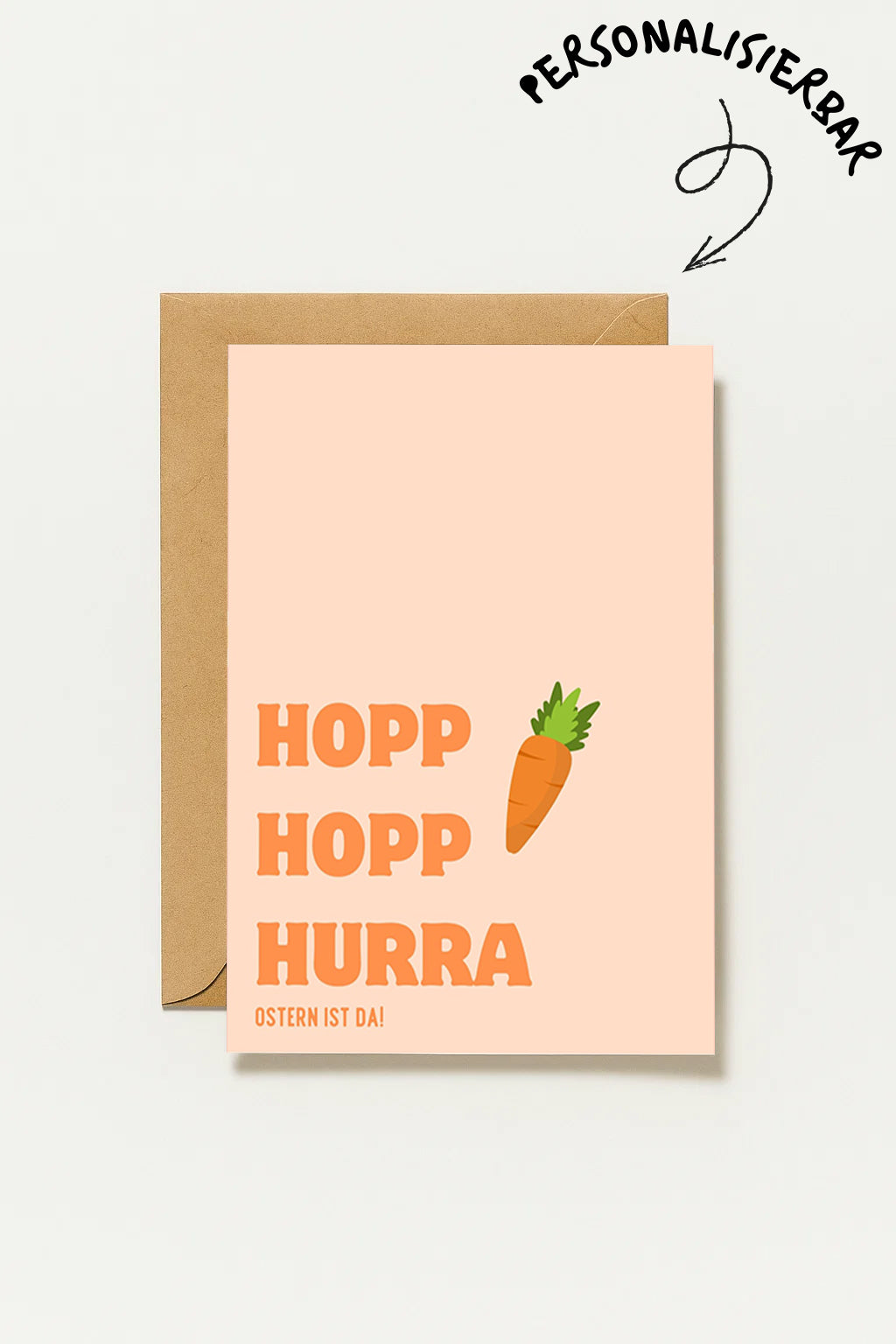 Moderne Osterkarte mit dem Schriftzug „Hopp Hopp Hurra – Ostern ist da“. Minimalistisches Design mit Karotte Illustration und warmen Pastellfarben. Perfekt als humorvolle Osterkarte für Freunde oder Familie.