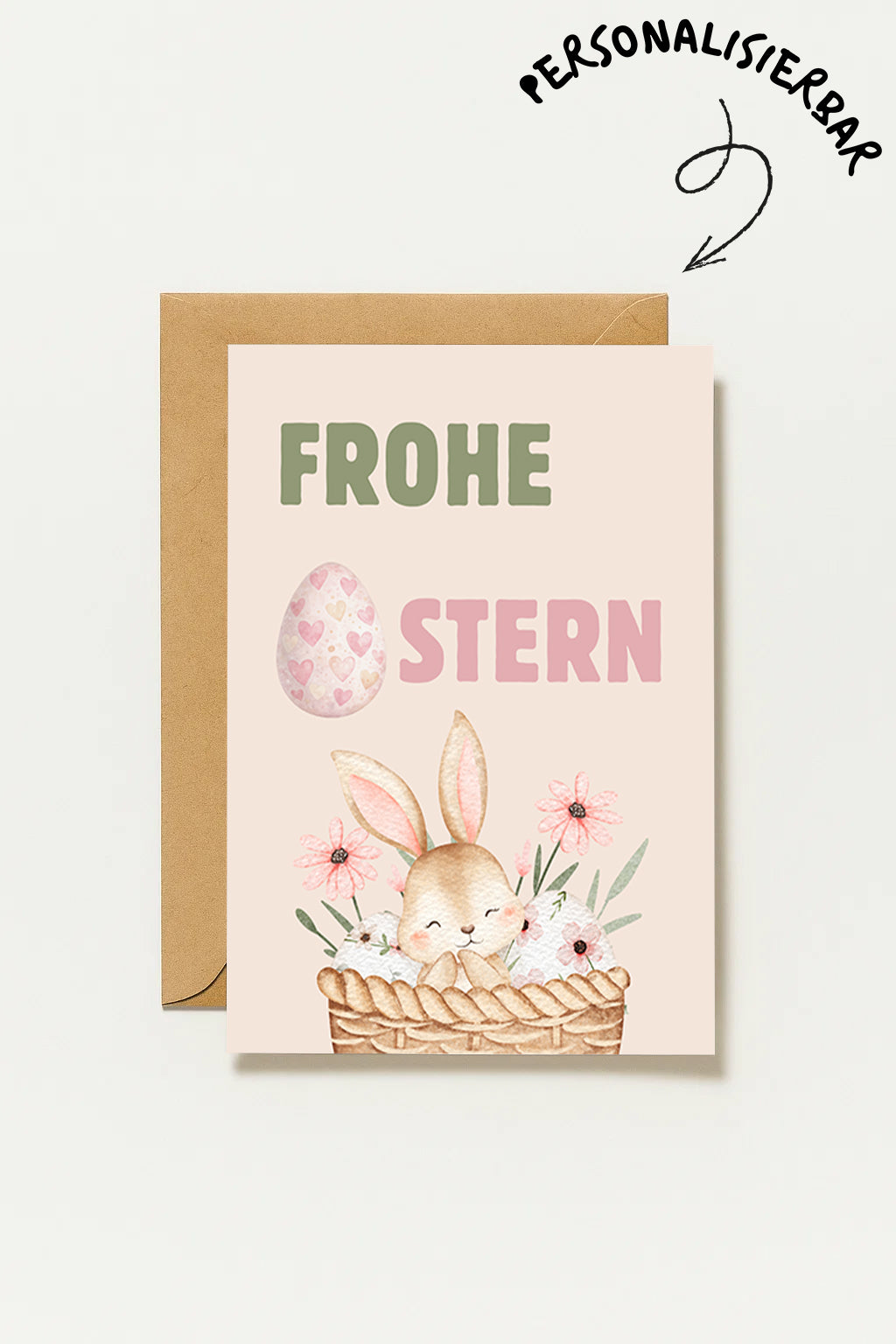 Niedliche Osterkarte mit einem kleinen Hasen in einem Korb mit Blumen und Ostereiern. Aquarell Illustration mit Pastellfarben und dem Schriftzug „Frohe Ostern“. Perfekt als Oster Grußkarte für Familie und Freunde.