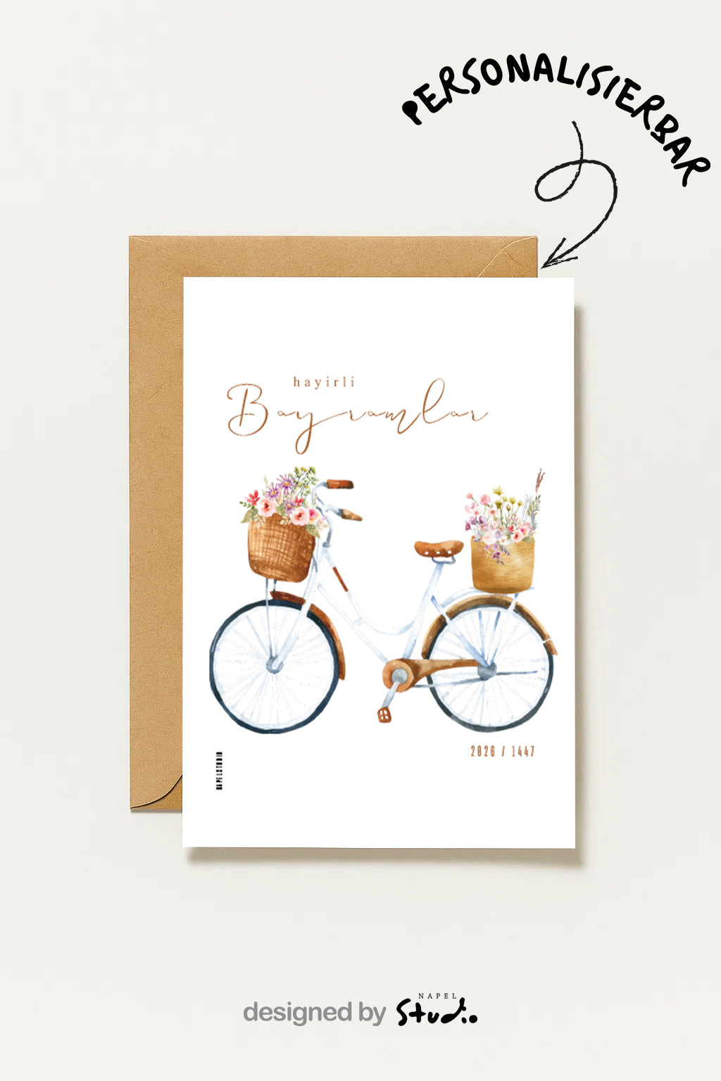 Hayirli Bayramlar Grußkarte 2026 1447 mit Vintage Fahrrad Illustration. Weißes Fahrrad mit braunem Sattel und zwei geflochtenen Körben voller Blumen in Pastellfarben auf hellem Hintergrund. Minimalistische islamische Eid Grußkarte zum Verschenken.