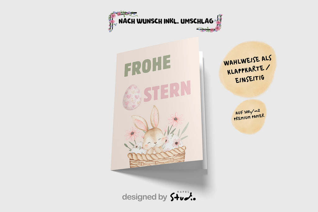 Niedliche Osterkarte mit einem kleinen Hasen in einem Korb mit Blumen und Ostereiern. Aquarell Illustration mit Pastellfarben und dem Schriftzug „Frohe Ostern“. Perfekt als Oster Grußkarte für Familie und Freunde.