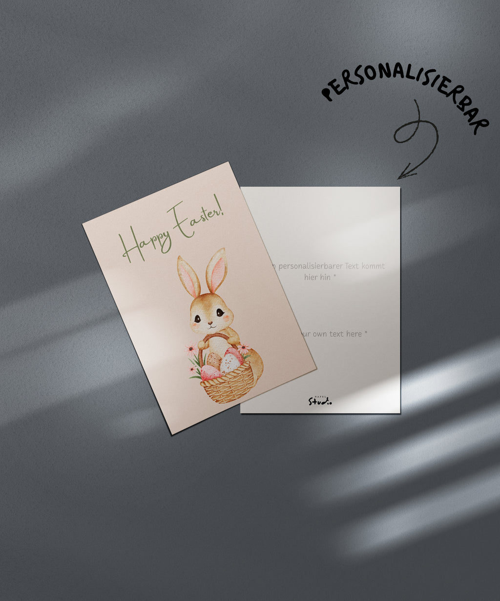 Niedliche Osterkarte mit einem kleinen Hasen, der einen Korb mit bunten Ostereiern hält. Aquarell Stil Illustration mit Blumen und sanften Frühlingsfarben. Oben steht „Happy Easter“. Perfekt als Oster Grußkarte für Familie, Freunde oder Kinder.
