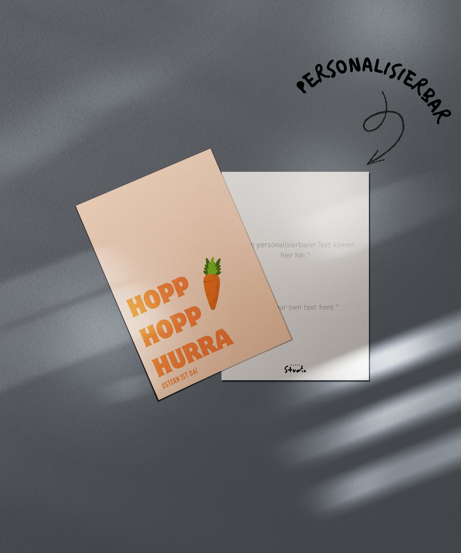 Moderne Osterkarte mit dem Schriftzug „Hopp Hopp Hurra – Ostern ist da“. Minimalistisches Design mit Karotte Illustration und warmen Pastellfarben. Perfekt als humorvolle Osterkarte für Freunde oder Familie.