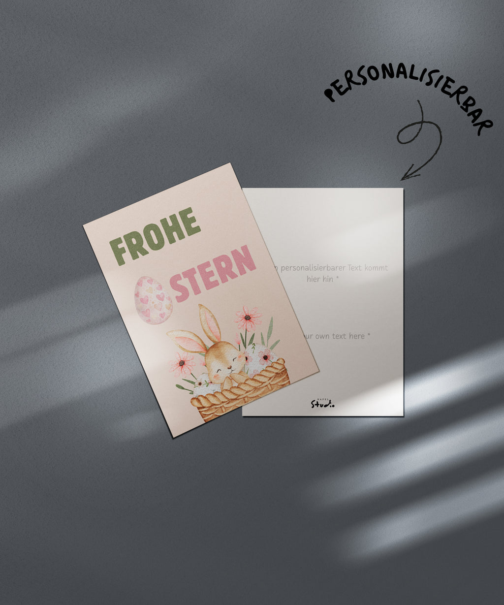 Niedliche Osterkarte mit einem kleinen Hasen in einem Korb mit Blumen und Ostereiern. Aquarell Illustration mit Pastellfarben und dem Schriftzug „Frohe Ostern“. Perfekt als Oster Grußkarte für Familie und Freunde.