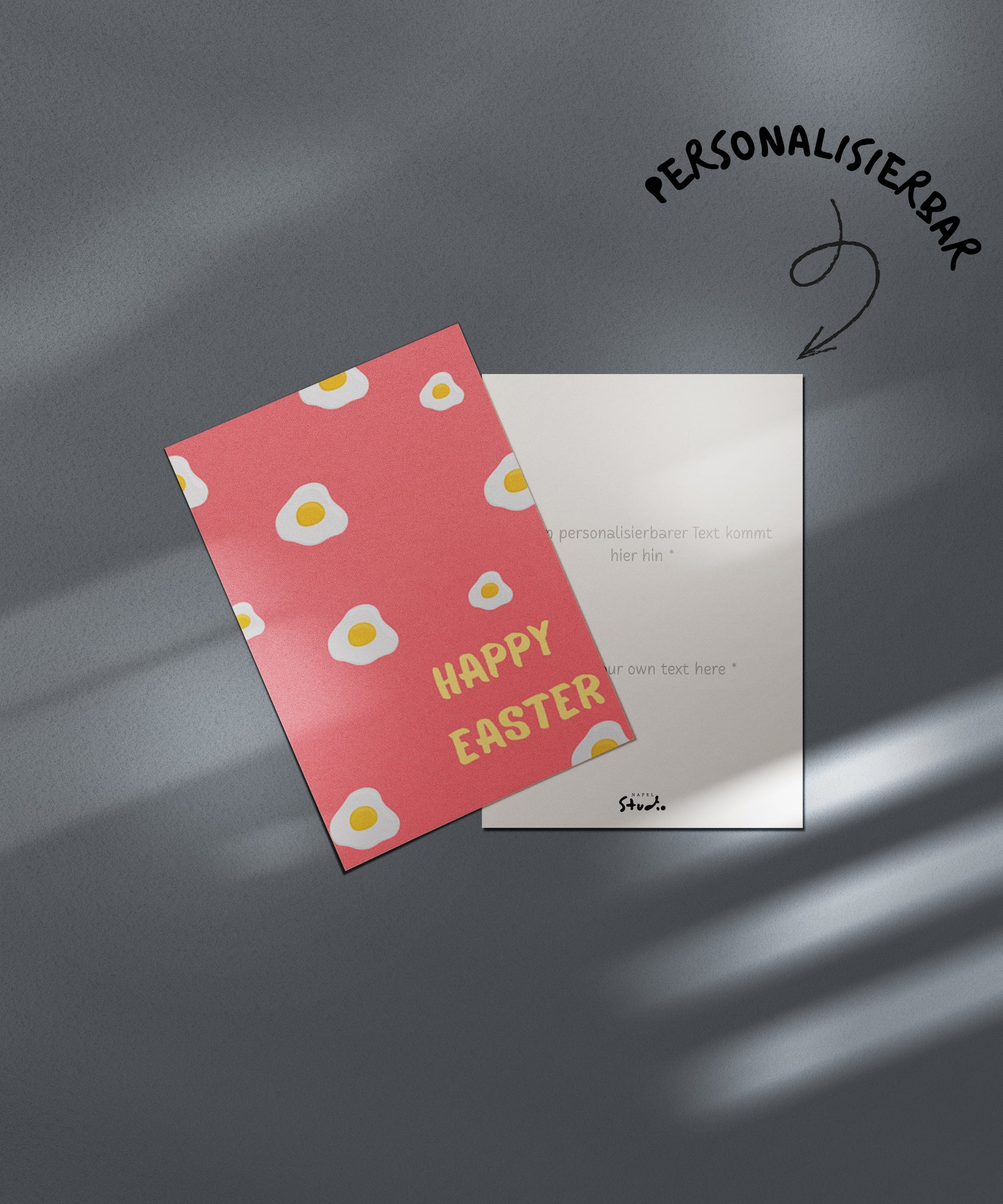 Moderne Osterkarte mit rosa Hintergrund und Eier Muster Illustration. Auf der Vorderseite steht „Happy Easter“. Minimalistisches Design mit goldener Umschlag Mockup. Perfekt als moderne Oster Grußkarte.
