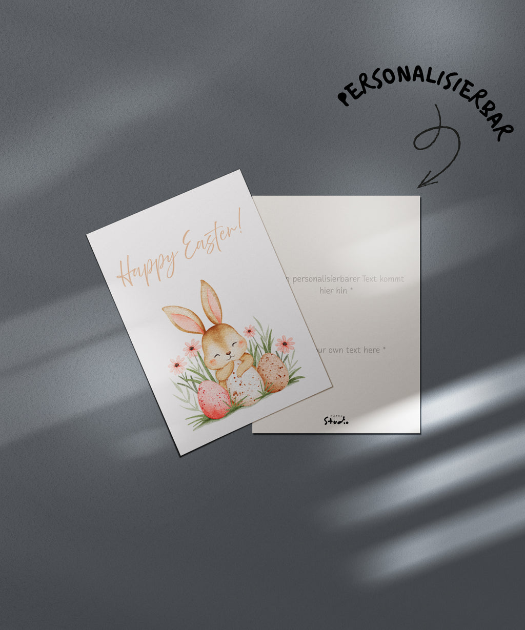 Süße Osterkarte mit einem niedlichen Hasen, der zwischen bunten Ostereiern und Frühlingsblumen sitzt. Aquarell Illustration mit sanften Pastellfarben und dem Schriftzug „Happy Easter“. Perfekt für Ostergrüße an Familie und Freunde.