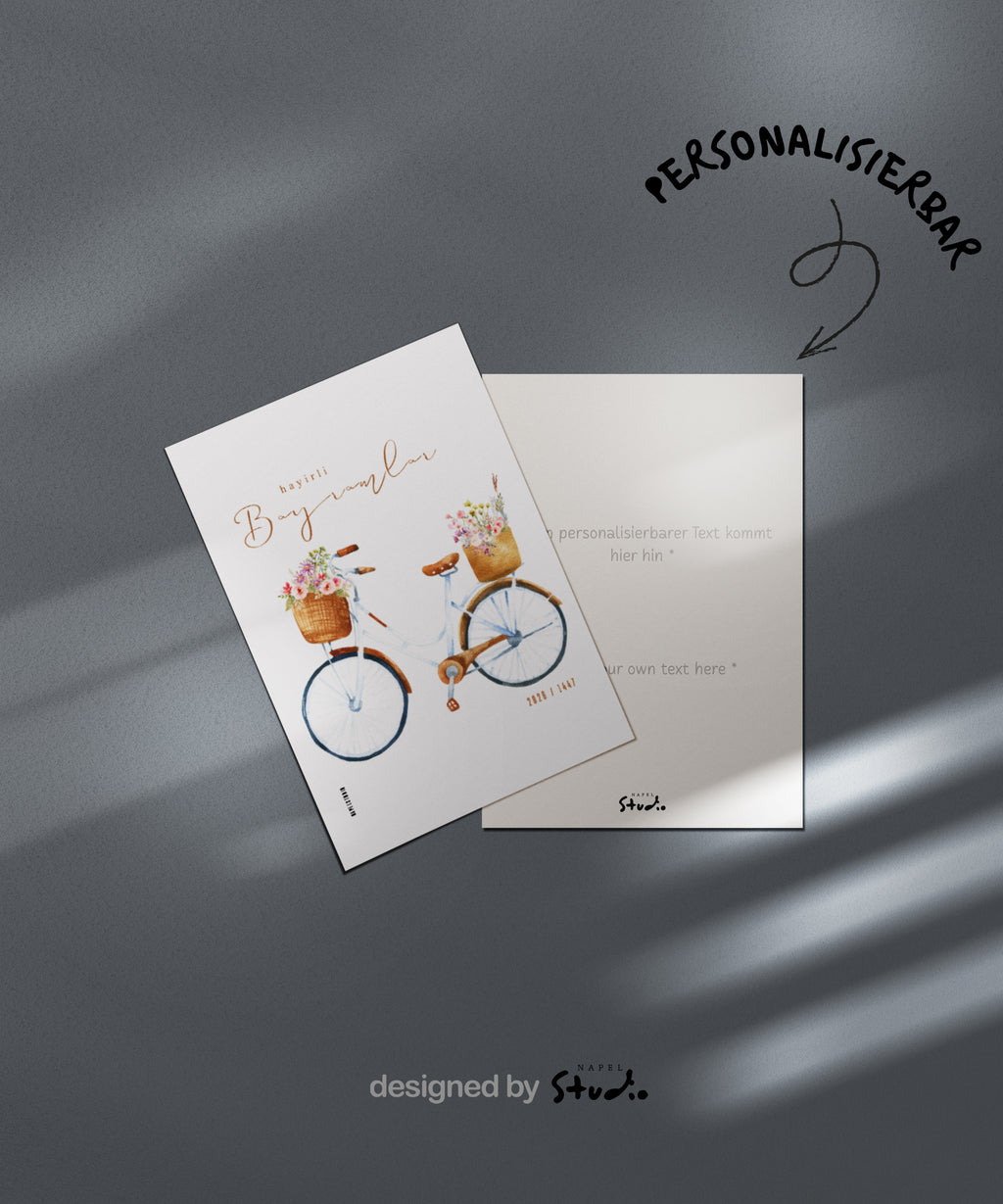 Hayirli Bayramlar Grußkarte 2026 1447 mit Vintage Fahrrad Illustration. Weißes Fahrrad mit braunem Sattel und zwei geflochtenen Körben voller Blumen in Pastellfarben auf hellem Hintergrund. Minimalistische islamische Eid Grußkarte zum Verschenken.