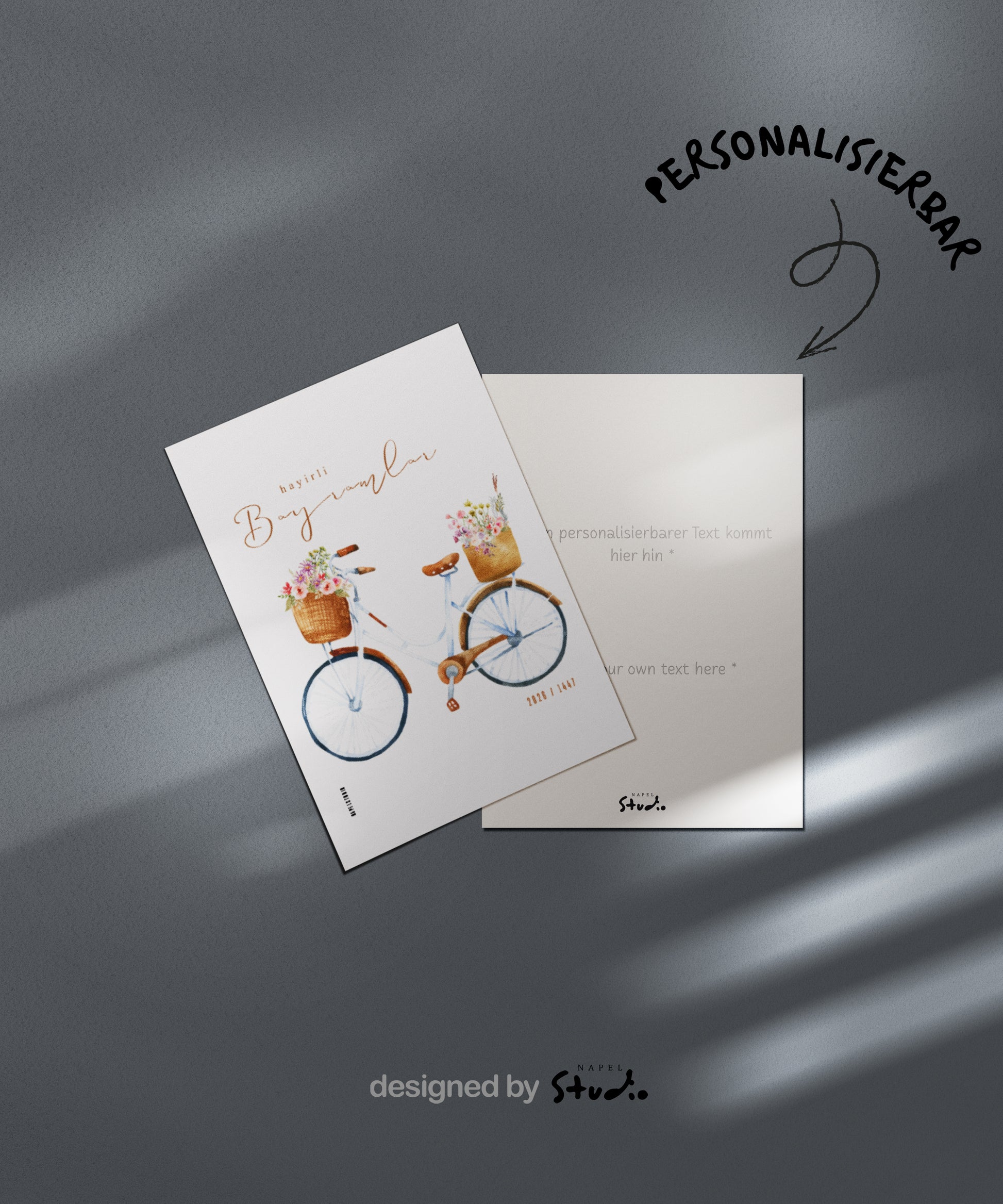 Hayirli Bayramlar Grußkarte 2026 1447 mit Vintage Fahrrad Illustration. Weißes Fahrrad mit braunem Sattel und zwei geflochtenen Körben voller Blumen in Pastellfarben auf hellem Hintergrund. Minimalistische islamische Eid Grußkarte zum Verschenken.