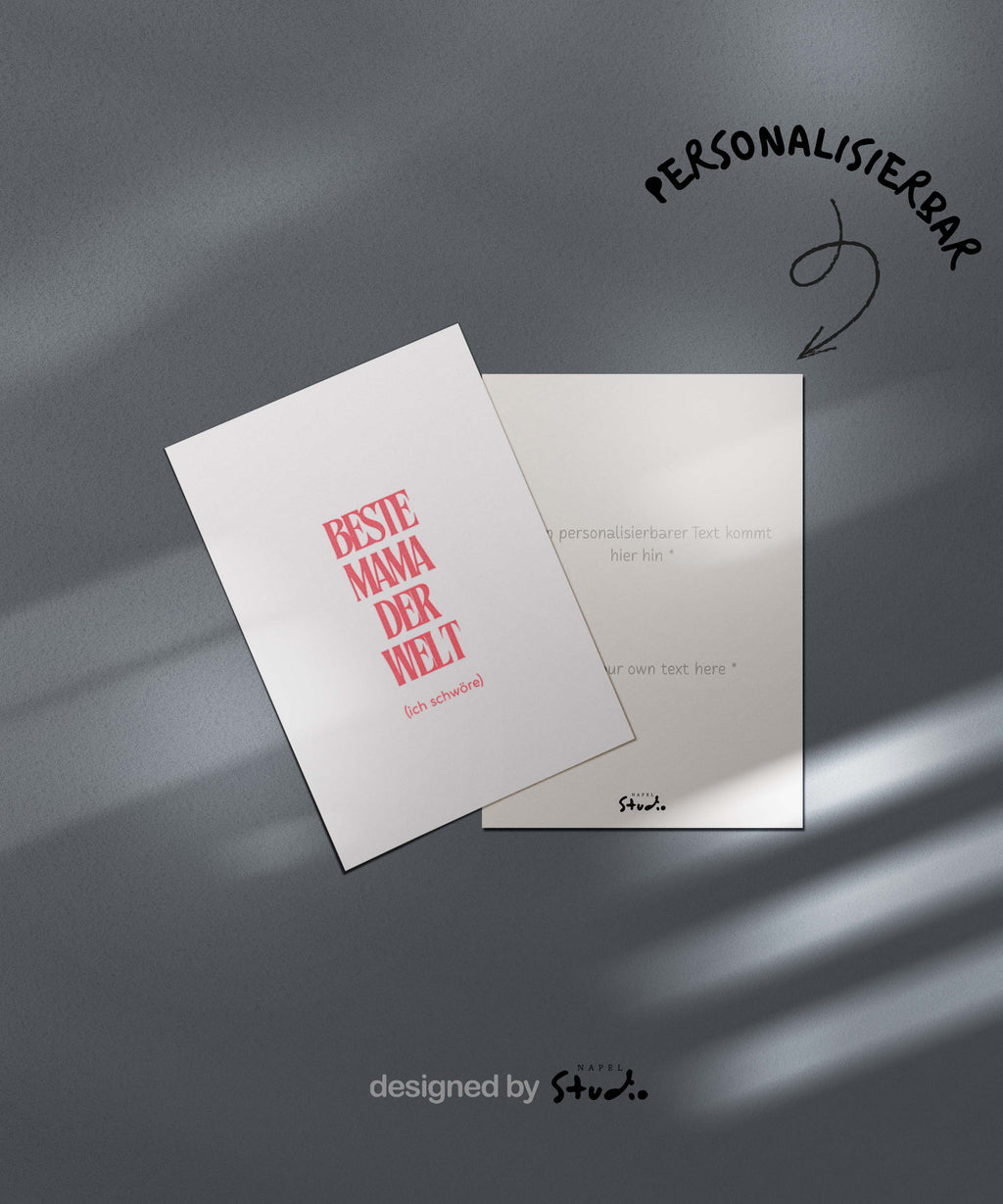Minimalistisch gestaltete Grußkarte mit dem Schriftzug „Beste Mama der Welt (ich schwöre)“ in großer eleganter rosa Typografie auf hellem, neutralem Hintergrund. Das Design wirkt modern, feminin und stilvoll und eignet sich perfekt als Muttertagskarte, Geburtstagskarte oder liebevolle Botschaft für die eigene Mutter. Die klare Serifenschrift steht mittig auf der Karte und vermittelt Wertschätzung, Humor und Liebe. Ideal als Geschenk für Mama zum Muttertag oder als kleine Aufmerksamkeit, um der besten Mama d