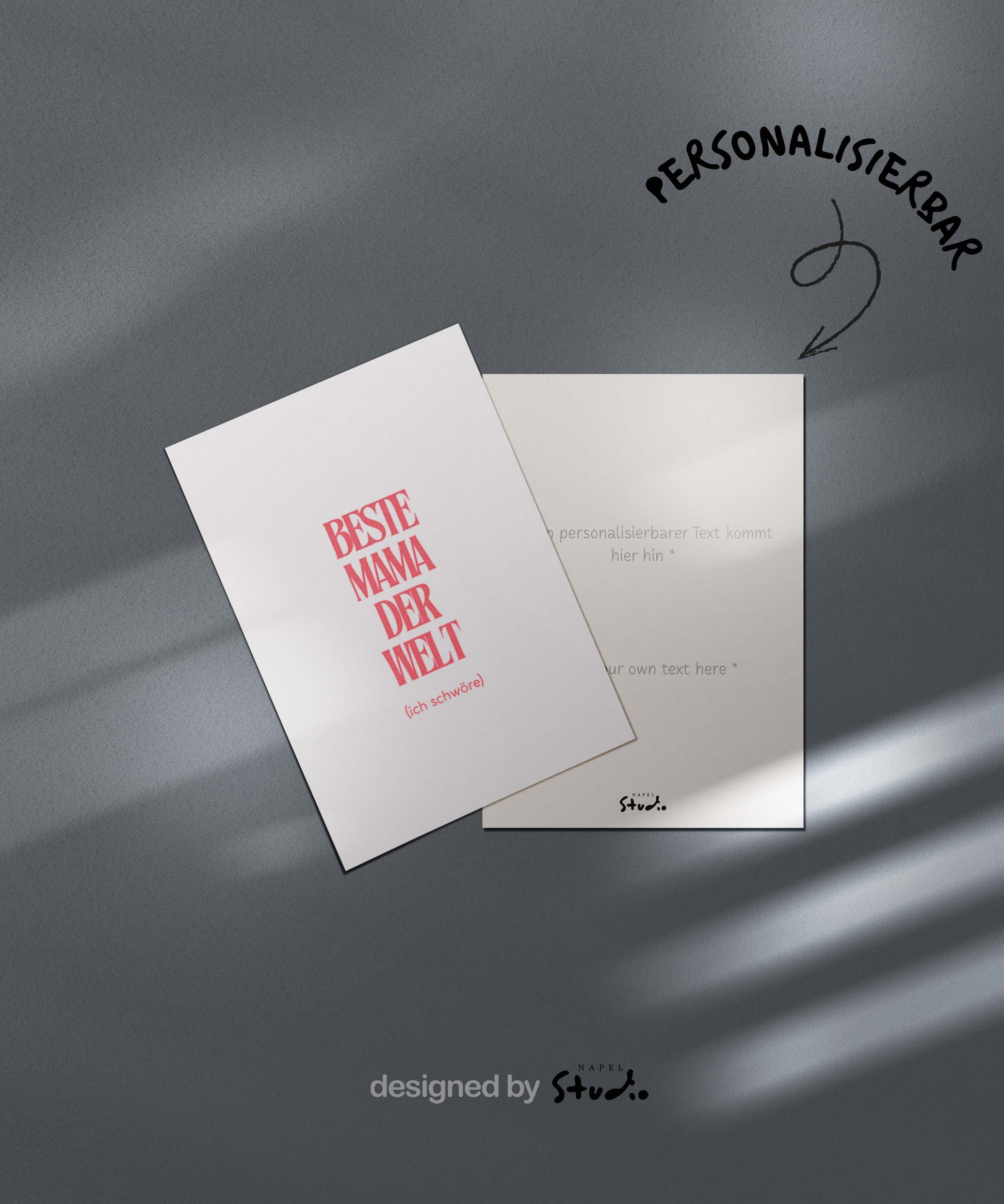 Minimalistisch gestaltete Grußkarte mit dem Schriftzug „Beste Mama der Welt (ich schwöre)“ in großer eleganter rosa Typografie auf hellem, neutralem Hintergrund. Das Design wirkt modern, feminin und stilvoll und eignet sich perfekt als Muttertagskarte, Geburtstagskarte oder liebevolle Botschaft für die eigene Mutter. Die klare Serifenschrift steht mittig auf der Karte und vermittelt Wertschätzung, Humor und Liebe. Ideal als Geschenk für Mama zum Muttertag oder als kleine Aufmerksamkeit, um der besten Mama d