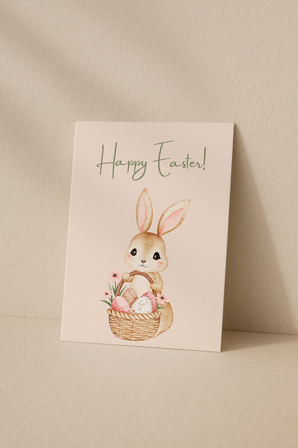 Niedliche Osterkarte mit einem kleinen Hasen, der einen Korb mit bunten Ostereiern hält. Aquarell Stil Illustration mit Blumen und sanften Frühlingsfarben. Oben steht „Happy Easter“. Perfekt als Oster Grußkarte für Familie, Freunde oder Kinder.
