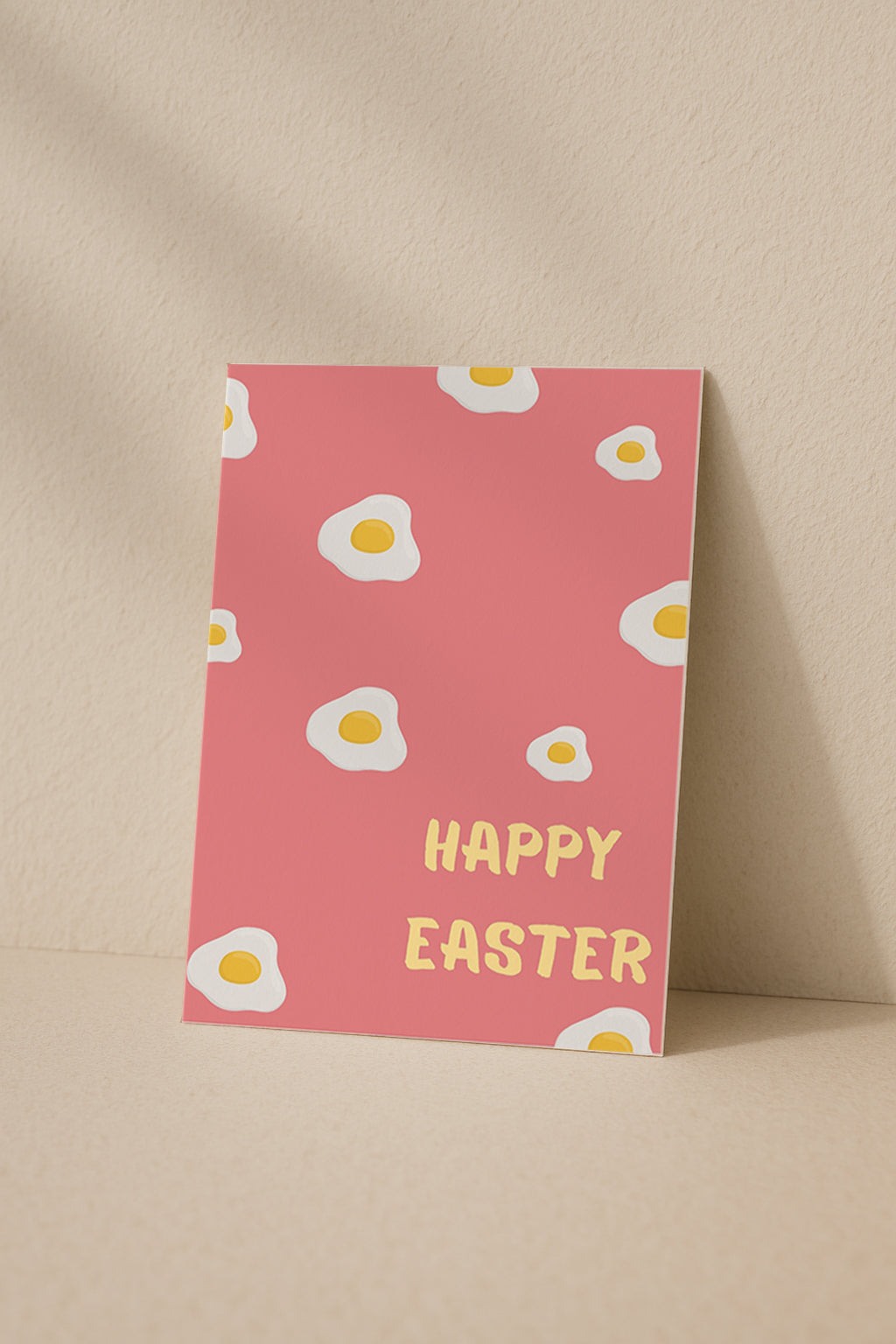 Moderne Osterkarte mit rosa Hintergrund und Eier Muster Illustration. Auf der Vorderseite steht „Happy Easter“. Minimalistisches Design mit goldener Umschlag Mockup. Perfekt als moderne Oster Grußkarte.
