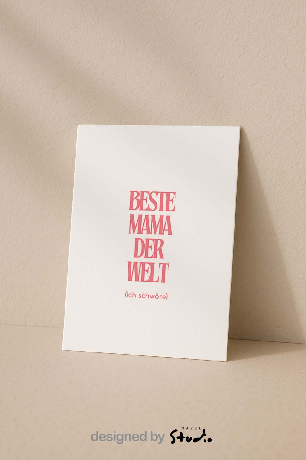 Minimalistisch gestaltete Grußkarte mit dem Schriftzug „Beste Mama der Welt (ich schwöre)“ in großer eleganter rosa Typografie auf hellem, neutralem Hintergrund. Das Design wirkt modern, feminin und stilvoll und eignet sich perfekt als Muttertagskarte, Geburtstagskarte oder liebevolle Botschaft für die eigene Mutter. Die klare Serifenschrift steht mittig auf der Karte und vermittelt Wertschätzung, Humor und Liebe. Ideal als Geschenk für Mama zum Muttertag oder als kleine Aufmerksamkeit, um der besten Mama d
