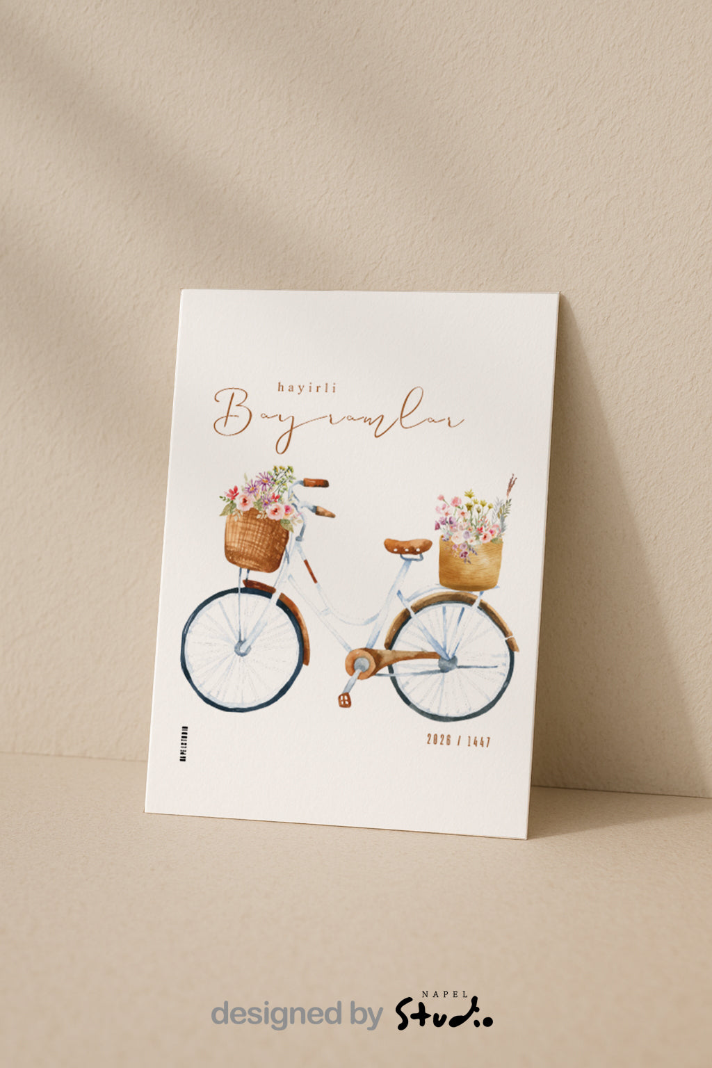 Hayirli Bayramlar Grußkarte 2026 1447 mit Vintage Fahrrad Illustration. Weißes Fahrrad mit braunem Sattel und zwei geflochtenen Körben voller Blumen in Pastellfarben auf hellem Hintergrund. Minimalistische islamische Eid Grußkarte zum Verschenken.