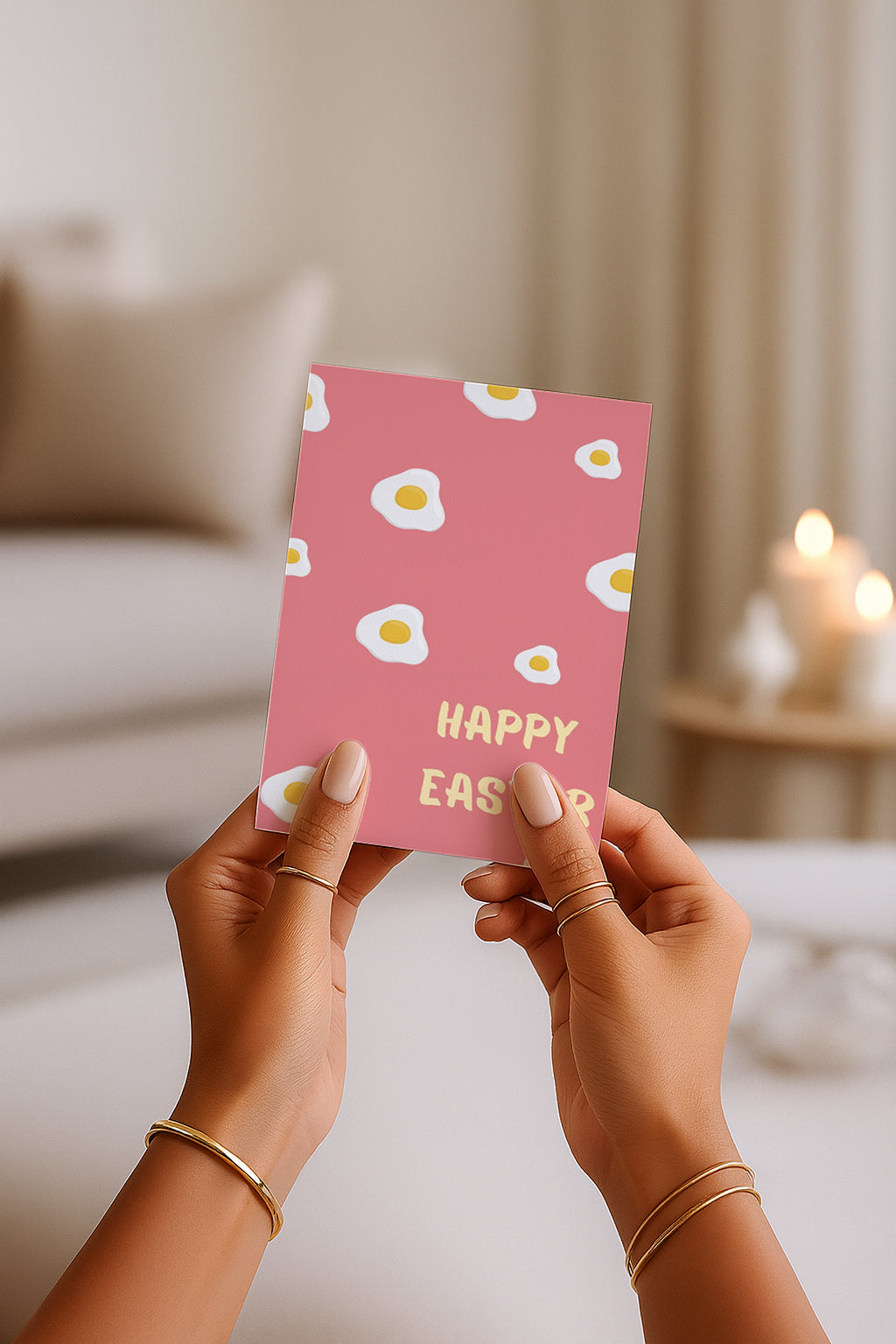 Moderne Osterkarte mit rosa Hintergrund und Eier Muster Illustration. Auf der Vorderseite steht „Happy Easter“. Minimalistisches Design mit goldener Umschlag Mockup. Perfekt als moderne Oster Grußkarte.
