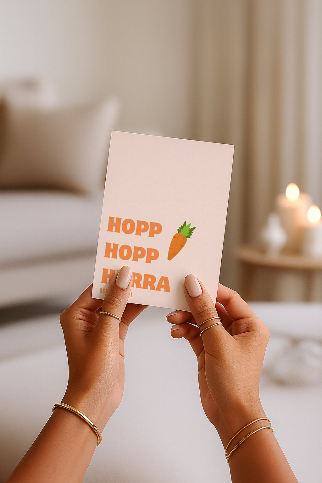 Moderne Osterkarte mit dem Schriftzug „Hopp Hopp Hurra – Ostern ist da“. Minimalistisches Design mit Karotte Illustration und warmen Pastellfarben. Perfekt als humorvolle Osterkarte für Freunde oder Familie.