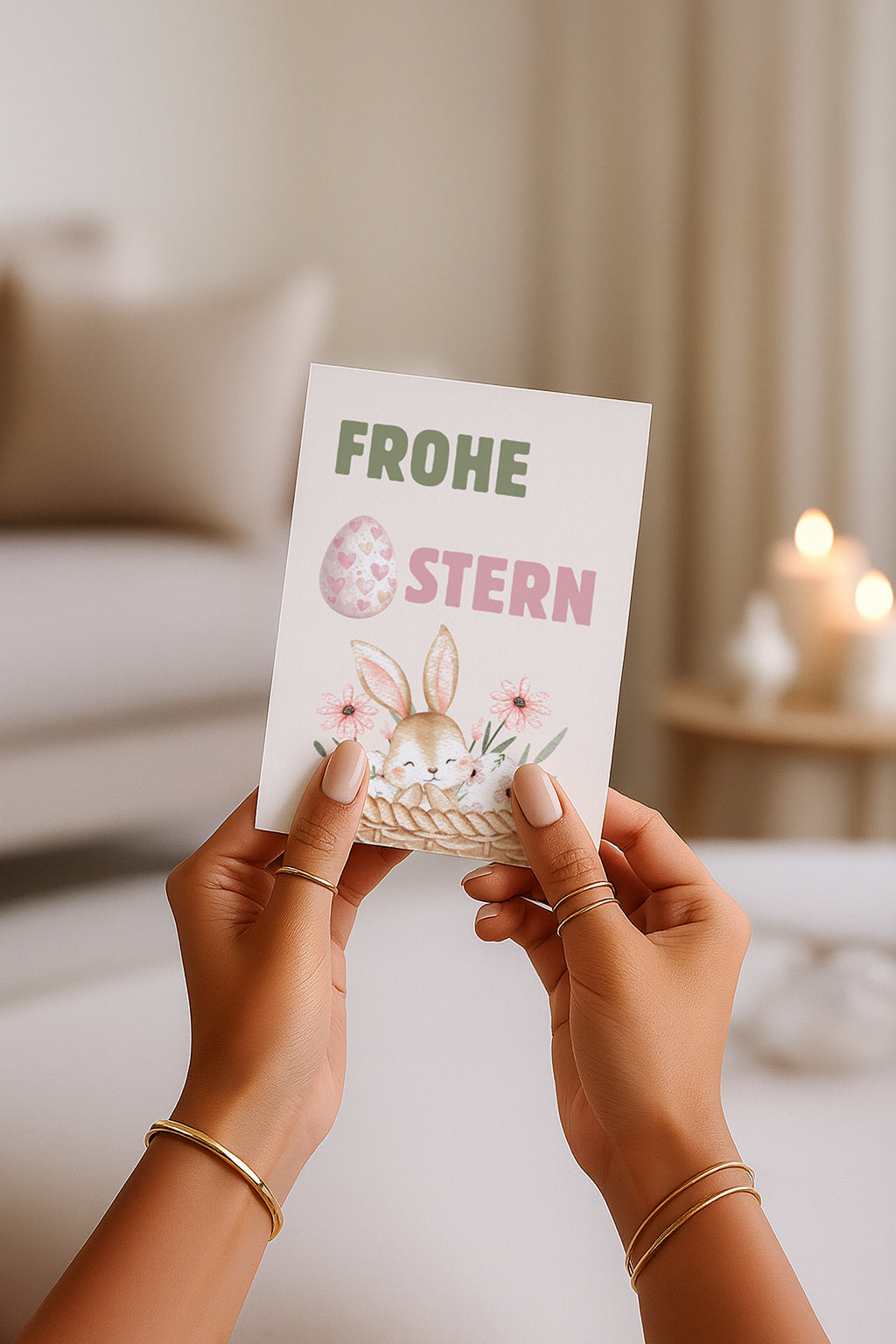 Niedliche Osterkarte mit einem kleinen Hasen in einem Korb mit Blumen und Ostereiern. Aquarell Illustration mit Pastellfarben und dem Schriftzug „Frohe Ostern“. Perfekt als Oster Grußkarte für Familie und Freunde.