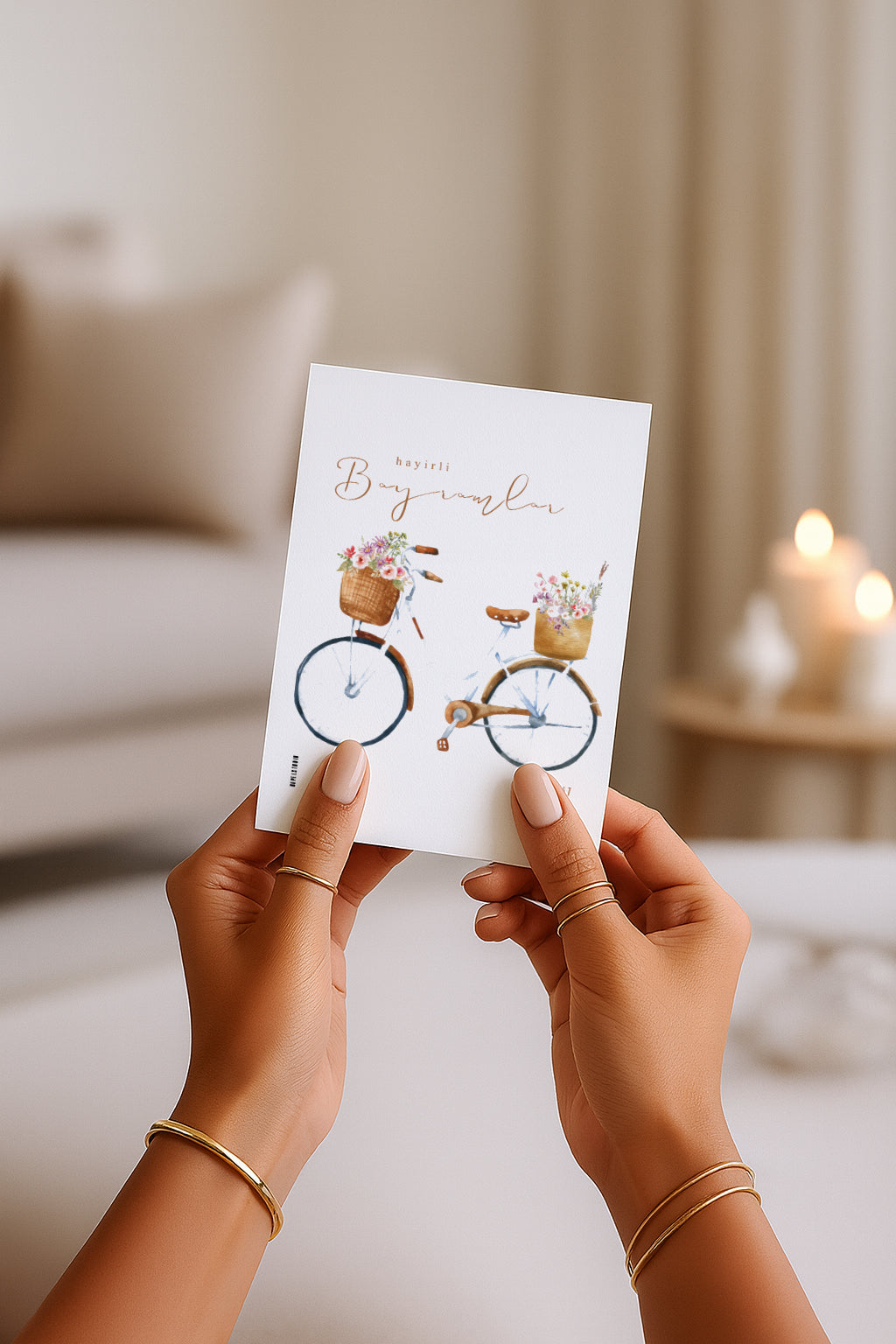 Hayirli Bayramlar Grußkarte 2026 1447 mit Vintage Fahrrad Illustration. Weißes Fahrrad mit braunem Sattel und zwei geflochtenen Körben voller Blumen in Pastellfarben auf hellem Hintergrund. Minimalistische islamische Eid Grußkarte zum Verschenken.