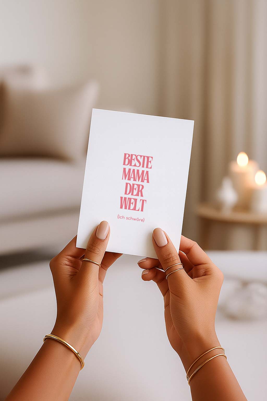 Minimalistisch gestaltete Grußkarte mit dem Schriftzug „Beste Mama der Welt (ich schwöre)“ in großer eleganter rosa Typografie auf hellem, neutralem Hintergrund. Das Design wirkt modern, feminin und stilvoll und eignet sich perfekt als Muttertagskarte, Geburtstagskarte oder liebevolle Botschaft für die eigene Mutter. Die klare Serifenschrift steht mittig auf der Karte und vermittelt Wertschätzung, Humor und Liebe. Ideal als Geschenk für Mama zum Muttertag oder als kleine Aufmerksamkeit, um der besten Mama d