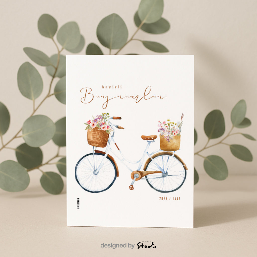 Hayirli Bayramlar Grußkarte 2026 1447 mit Vintage Fahrrad Illustration. Weißes Fahrrad mit braunem Sattel und zwei geflochtenen Körben voller Blumen in Pastellfarben auf hellem Hintergrund. Minimalistische islamische Eid Grußkarte zum Verschenken.