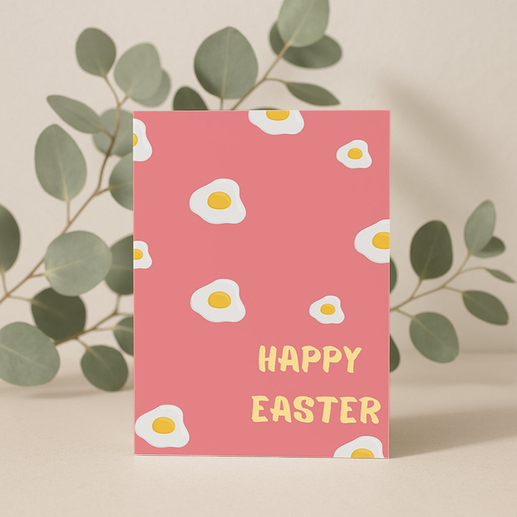 Moderne Osterkarte mit rosa Hintergrund und Eier Muster Illustration. Auf der Vorderseite steht „Happy Easter“. Minimalistisches Design mit goldener Umschlag Mockup. Perfekt als moderne Oster Grußkarte.
