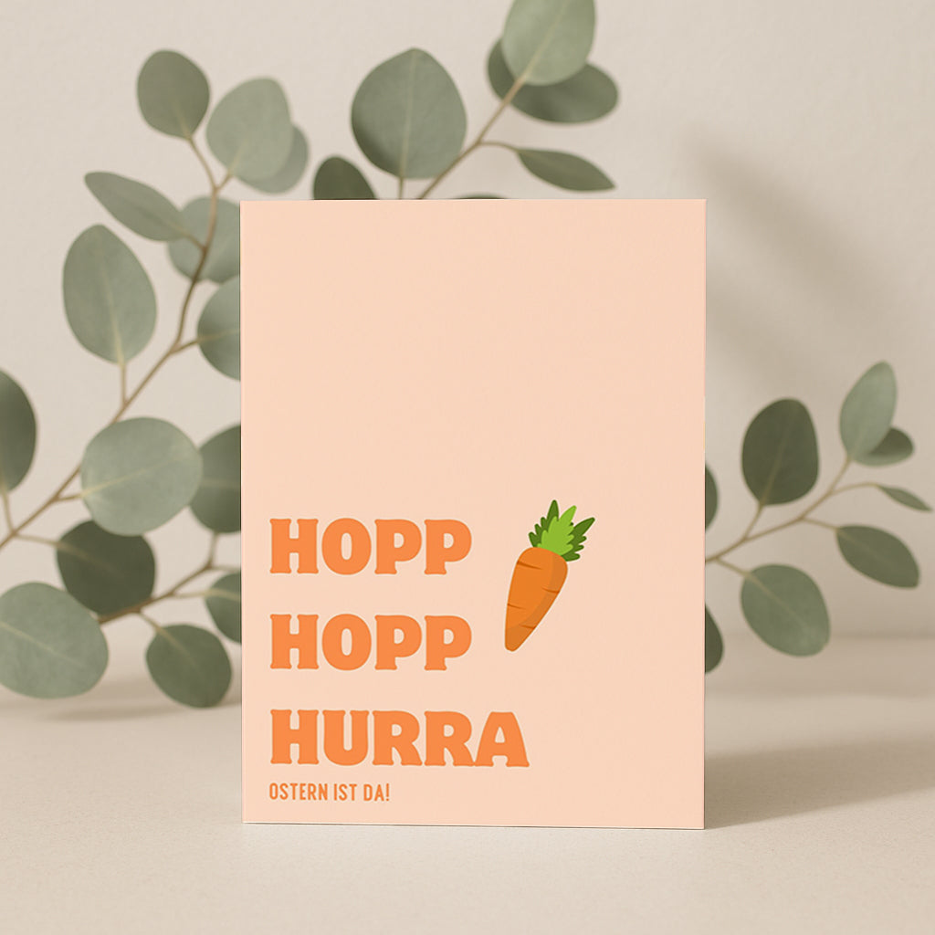 Moderne Osterkarte mit dem Schriftzug „Hopp Hopp Hurra – Ostern ist da“. Minimalistisches Design mit Karotte Illustration und warmen Pastellfarben. Perfekt als humorvolle Osterkarte für Freunde oder Familie.