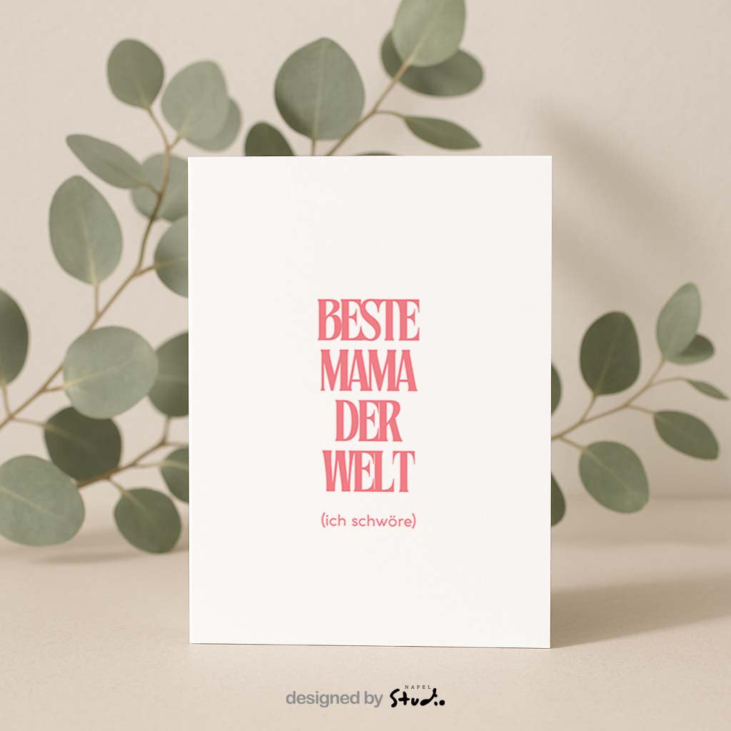 Minimalistisch gestaltete Grußkarte mit dem Schriftzug „Beste Mama der Welt (ich schwöre)“ in großer eleganter rosa Typografie auf hellem, neutralem Hintergrund. Das Design wirkt modern, feminin und stilvoll und eignet sich perfekt als Muttertagskarte, Geburtstagskarte oder liebevolle Botschaft für die eigene Mutter. Die klare Serifenschrift steht mittig auf der Karte und vermittelt Wertschätzung, Humor und Liebe. Ideal als Geschenk für Mama zum Muttertag oder als kleine Aufmerksamkeit, um der besten Mama d