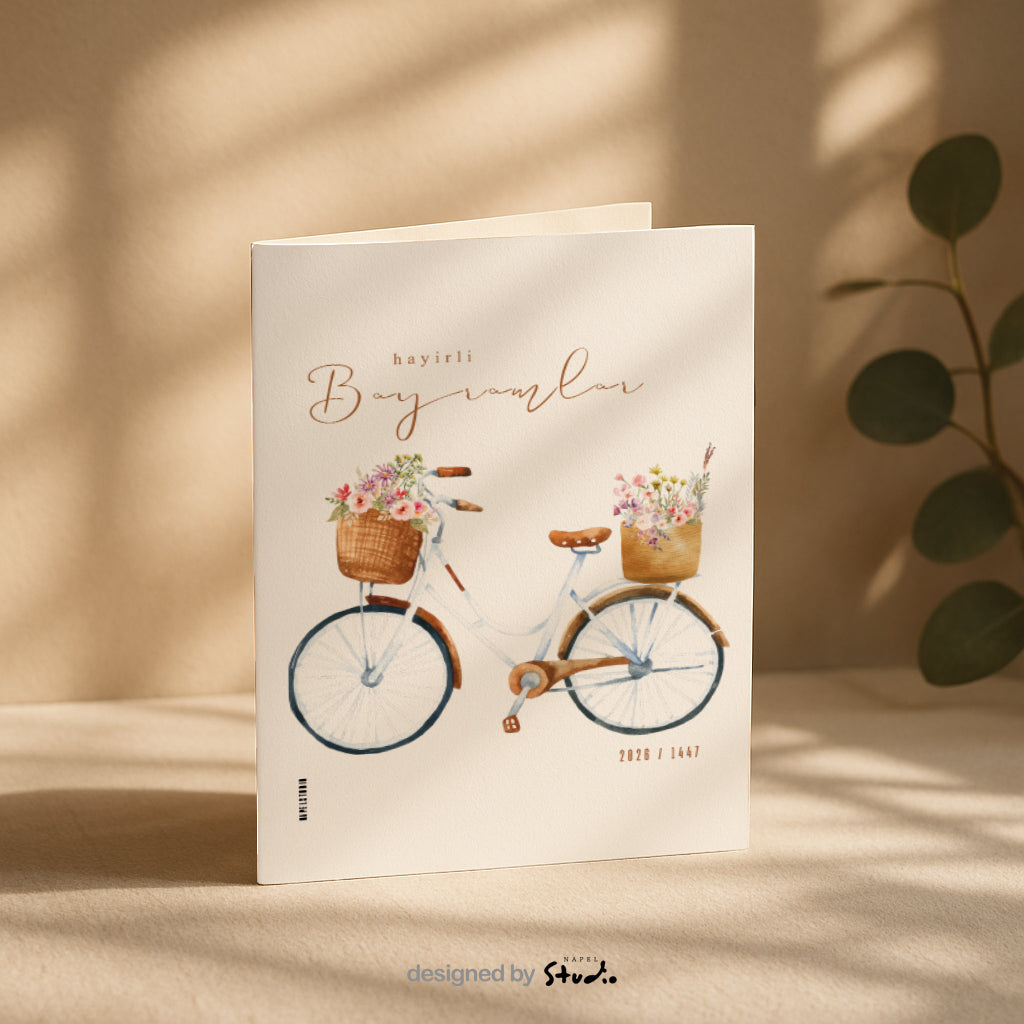 Hayirli Bayramlar Grußkarte 2026 1447 mit Vintage Fahrrad Illustration. Weißes Fahrrad mit braunem Sattel und zwei geflochtenen Körben voller Blumen in Pastellfarben auf hellem Hintergrund. Minimalistische islamische Eid Grußkarte zum Verschenken.