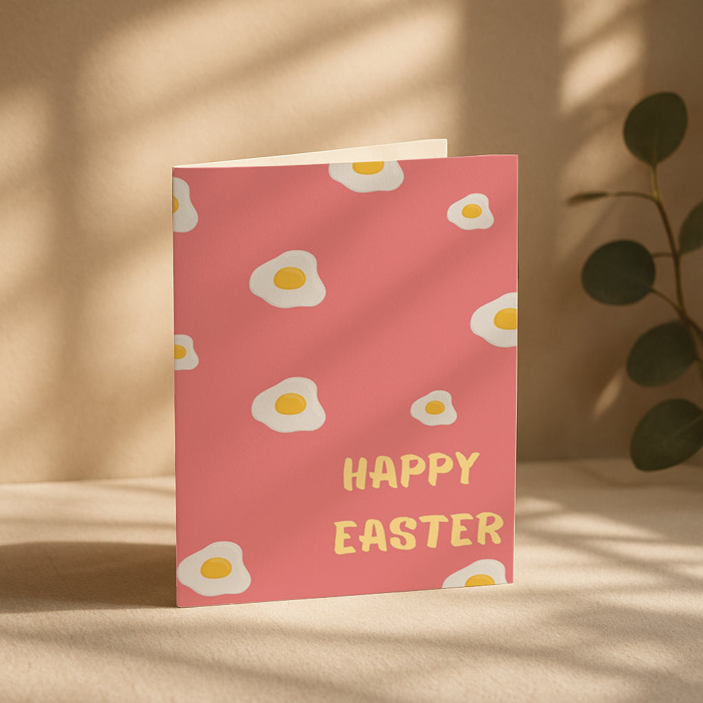 Moderne Osterkarte mit rosa Hintergrund und Eier Muster Illustration. Auf der Vorderseite steht „Happy Easter“. Minimalistisches Design mit goldener Umschlag Mockup. Perfekt als moderne Oster Grußkarte.

