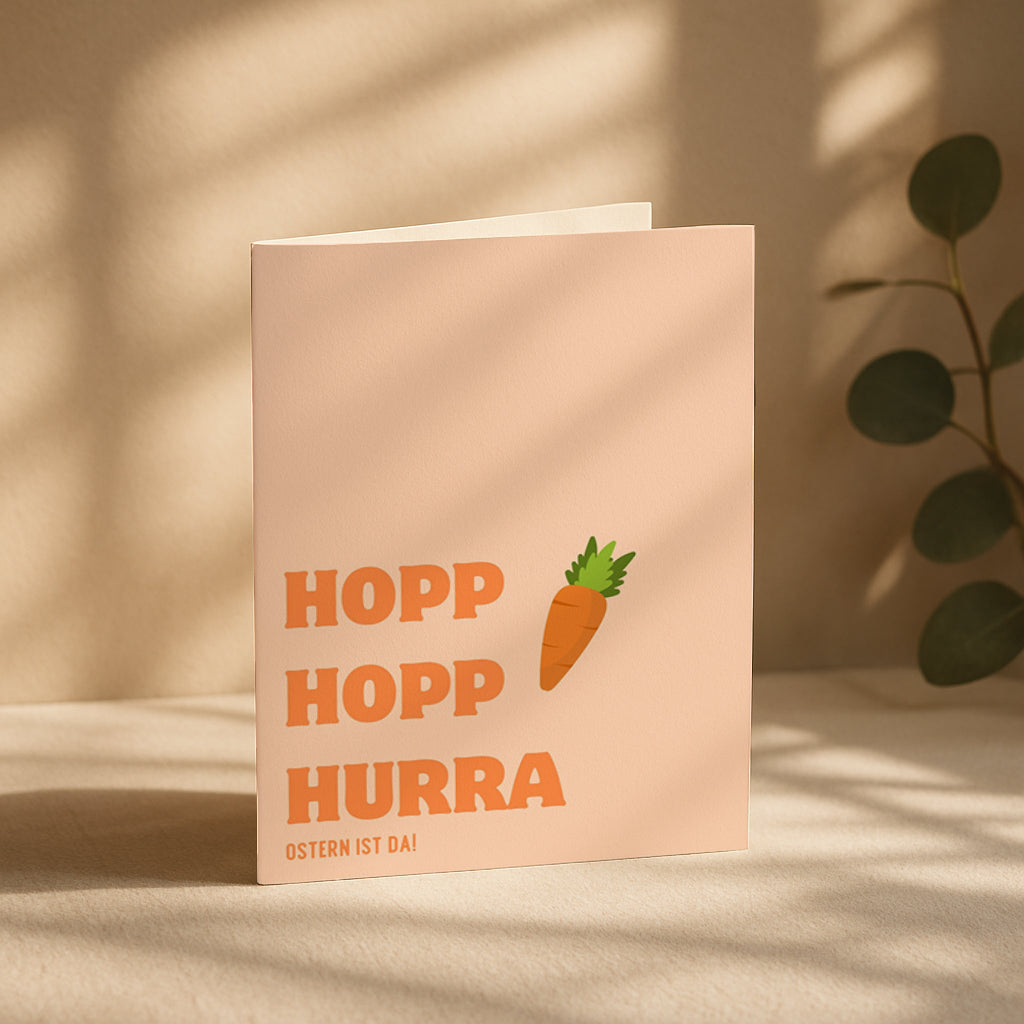 Moderne Osterkarte mit dem Schriftzug „Hopp Hopp Hurra – Ostern ist da“. Minimalistisches Design mit Karotte Illustration und warmen Pastellfarben. Perfekt als humorvolle Osterkarte für Freunde oder Familie.