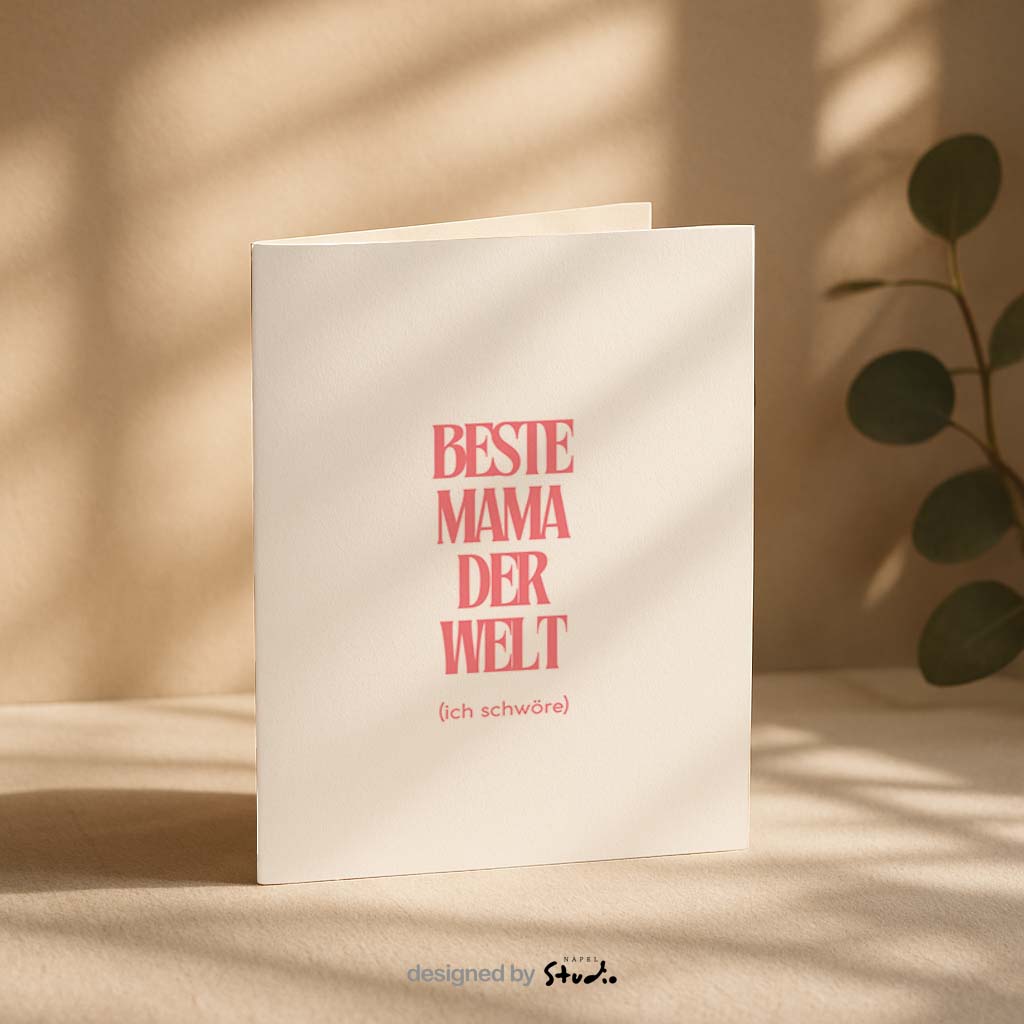 Minimalistisch gestaltete Grußkarte mit dem Schriftzug „Beste Mama der Welt (ich schwöre)“ in großer eleganter rosa Typografie auf hellem, neutralem Hintergrund. Das Design wirkt modern, feminin und stilvoll und eignet sich perfekt als Muttertagskarte, Geburtstagskarte oder liebevolle Botschaft für die eigene Mutter. Die klare Serifenschrift steht mittig auf der Karte und vermittelt Wertschätzung, Humor und Liebe. Ideal als Geschenk für Mama zum Muttertag oder als kleine Aufmerksamkeit, um der besten Mama d