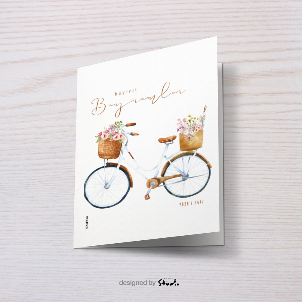Hayirli Bayramlar Grußkarte 2026 1447 mit Vintage Fahrrad Illustration. Weißes Fahrrad mit braunem Sattel und zwei geflochtenen Körben voller Blumen in Pastellfarben auf hellem Hintergrund. Minimalistische islamische Eid Grußkarte zum Verschenken.