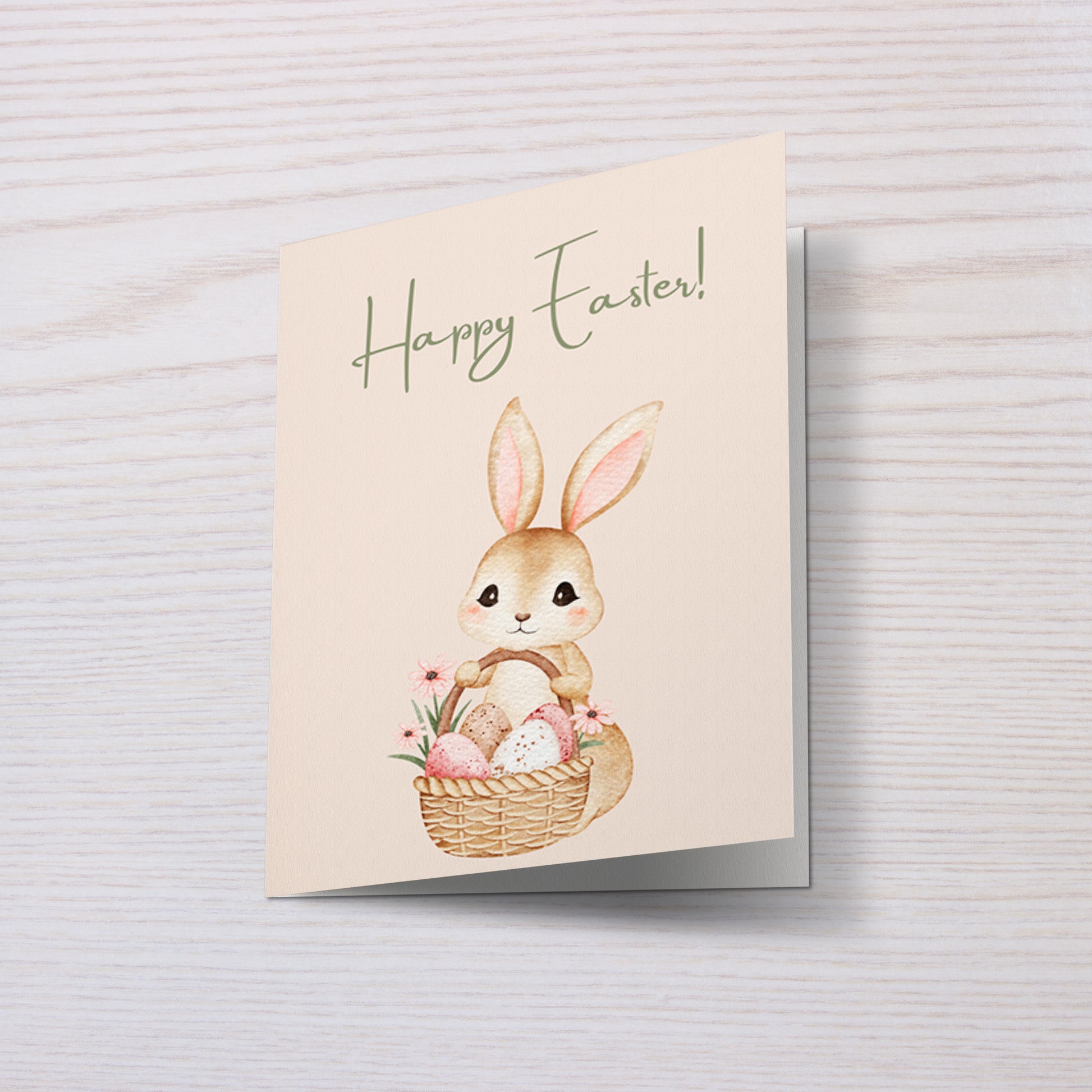 Niedliche Osterkarte mit einem kleinen Hasen, der einen Korb mit bunten Ostereiern hält. Aquarell Stil Illustration mit Blumen und sanften Frühlingsfarben. Oben steht „Happy Easter“. Perfekt als Oster Grußkarte für Familie, Freunde oder Kinder.
