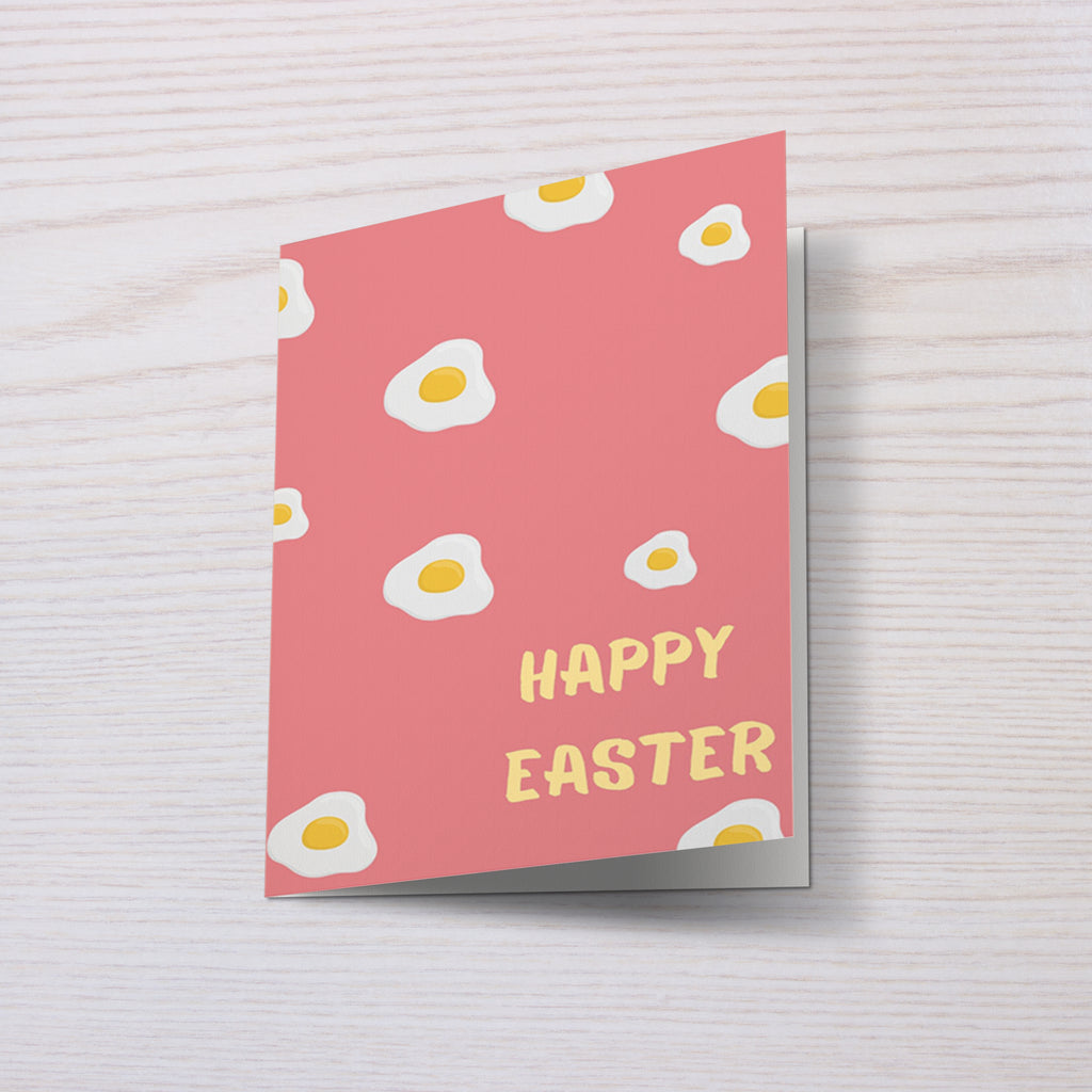 Moderne Osterkarte mit rosa Hintergrund und Eier Muster Illustration. Auf der Vorderseite steht „Happy Easter“. Minimalistisches Design mit goldener Umschlag Mockup. Perfekt als moderne Oster Grußkarte.
