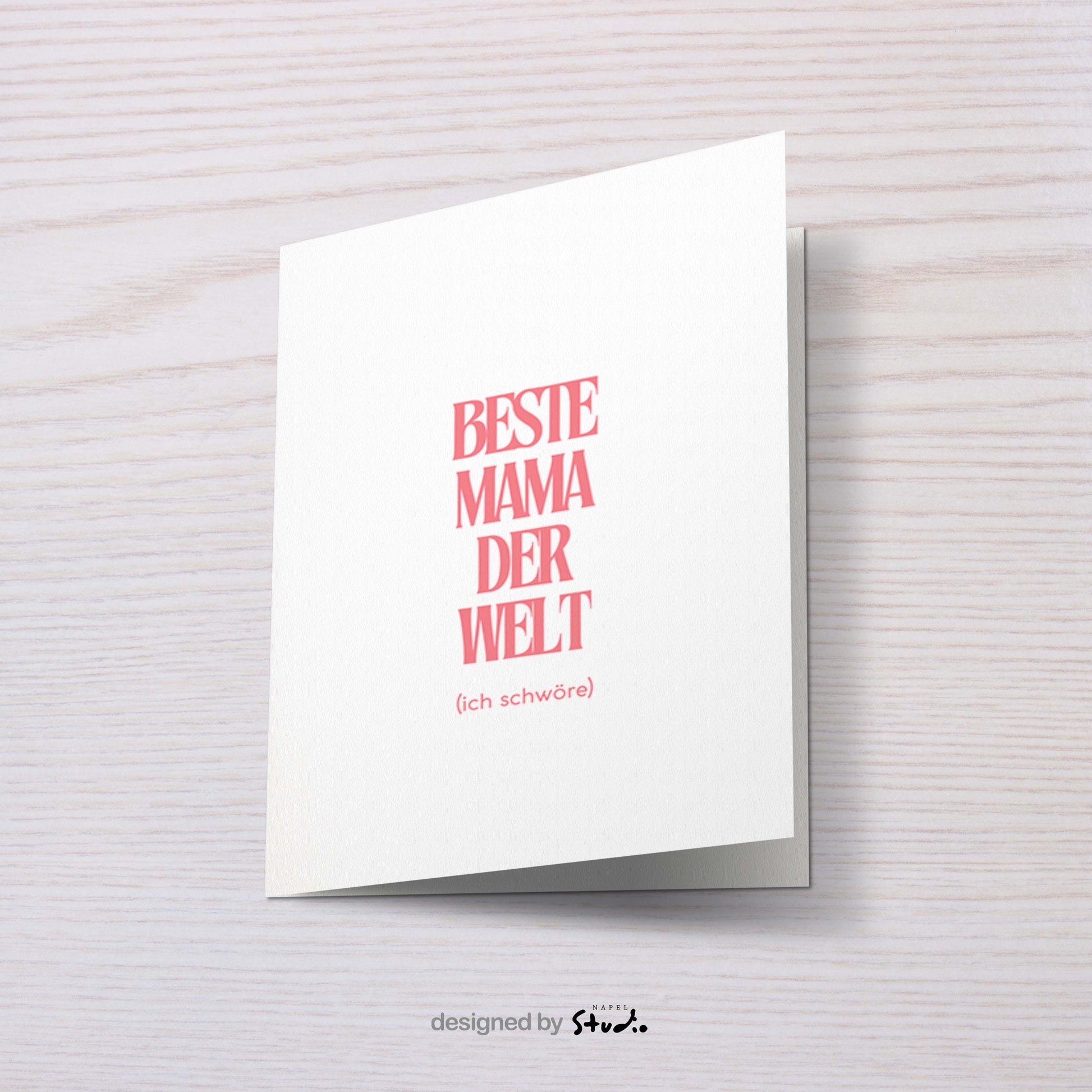 Minimalistisch gestaltete Grußkarte mit dem Schriftzug „Beste Mama der Welt (ich schwöre)“ in großer eleganter rosa Typografie auf hellem, neutralem Hintergrund. Das Design wirkt modern, feminin und stilvoll und eignet sich perfekt als Muttertagskarte, Geburtstagskarte oder liebevolle Botschaft für die eigene Mutter. Die klare Serifenschrift steht mittig auf der Karte und vermittelt Wertschätzung, Humor und Liebe. Ideal als Geschenk für Mama zum Muttertag oder als kleine Aufmerksamkeit, um der besten Mama d