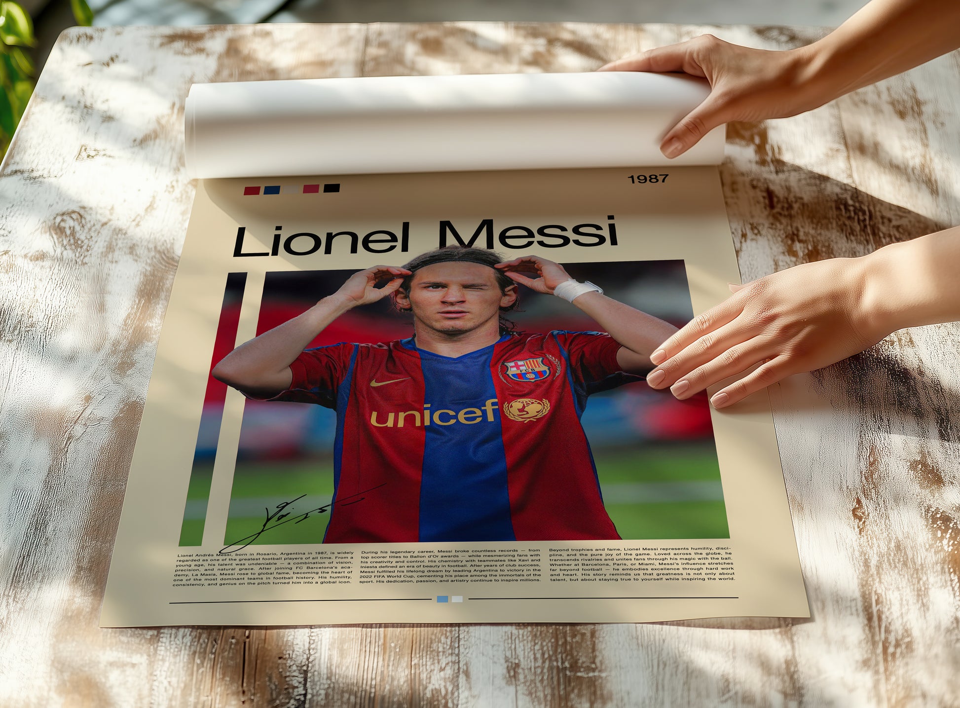 Poster von Lionel Messi in Barcelona-Trikot. Zeigt ihn während eines Spiels, inspiriert vom Stil klassischer Sportfotografie. Ideal als Wanddekoration für Fußball- und Sportfans, mit satten Farben und hochwertigem Druck.