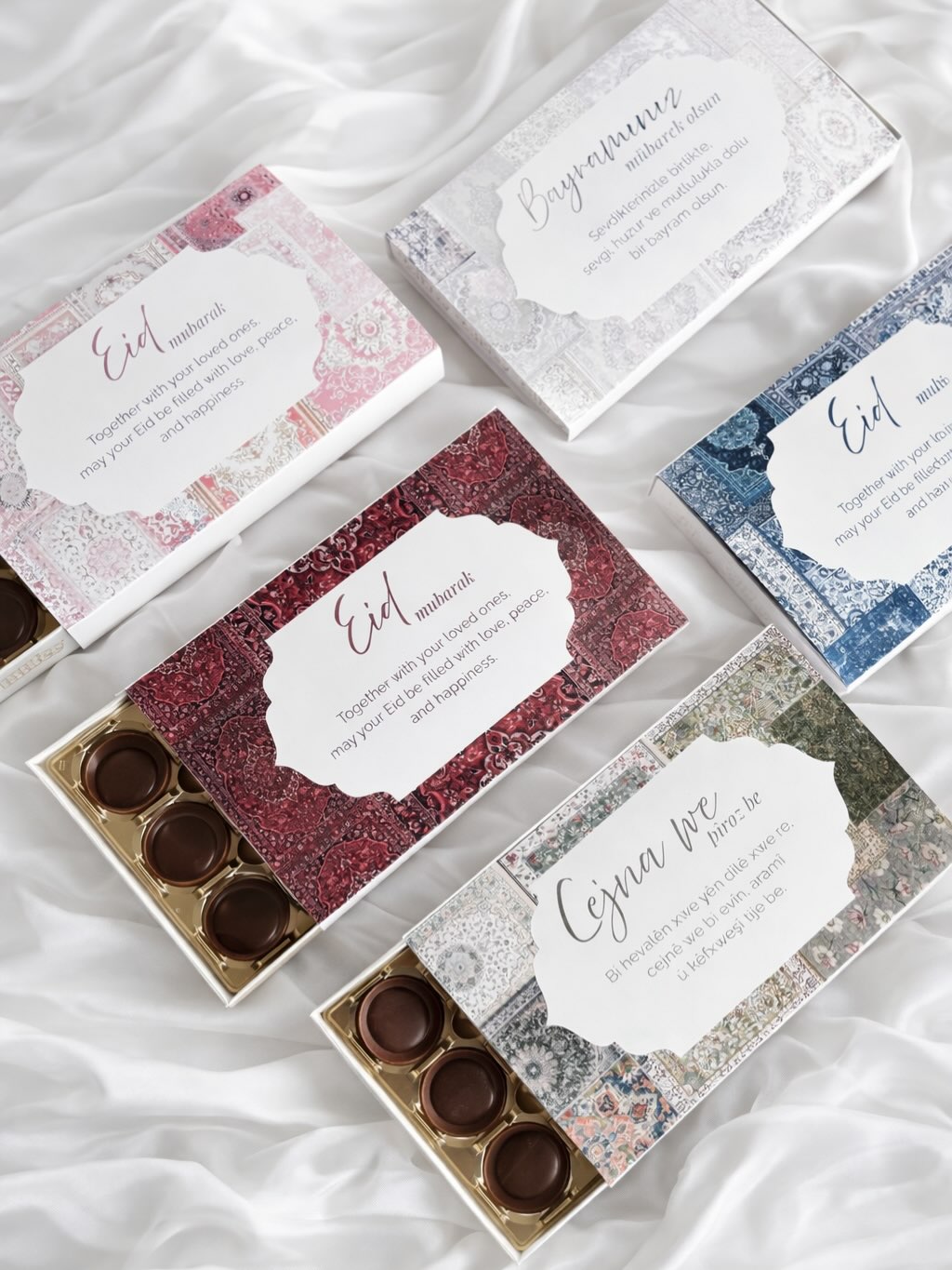 Toffifee Banderole für Zuckerfest und Bayram im orientalischen Musterdesign, verschiedene Farbvarianten mit Eid Mubarak Schriftzug, dekorative Geschenkverpackung für Toffifee 15er Packung, stilvolles mehrsprachiges Eid Präsent