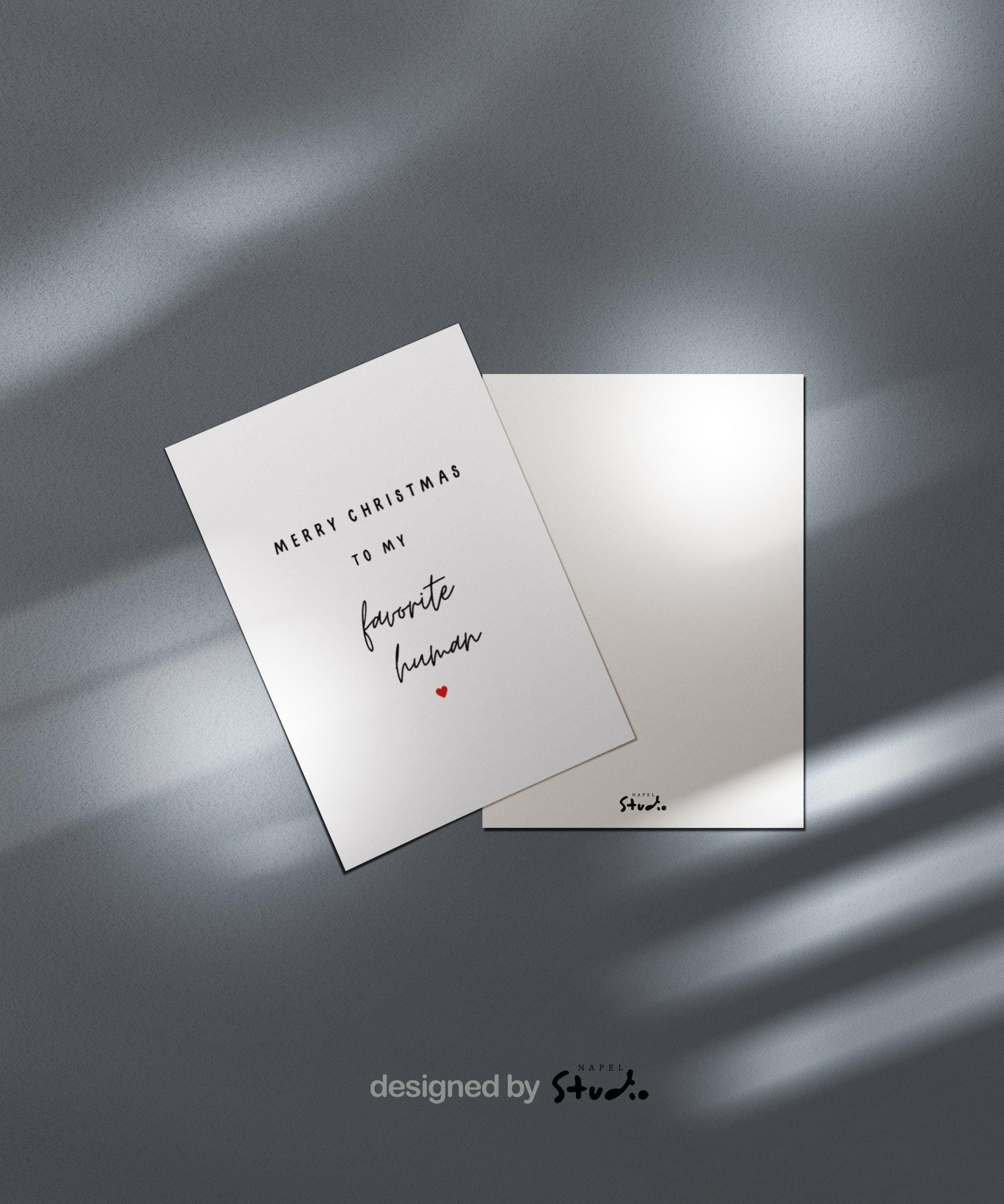 Minimalistische A6-Weihnachtskarte in Schwarz-Weiß mit dem modernen Schriftzug „favorite human“ in handgeschriebener Optik. Darunter steht „Merry Christmas to my“ in klarer Typografie. Das reduzierte, elegante Design wirkt zeitlos und persönlich und eignet sich ideal als Weihnachtsgruß für Partner, Lieblingsmenschen, Freunde oder enge Familie. Hochwertiger Druck auf stabilem 300-g-Papier, perfekt als stilvolle und moderne Aufmerksamkeit zur Weihnachtszeit.