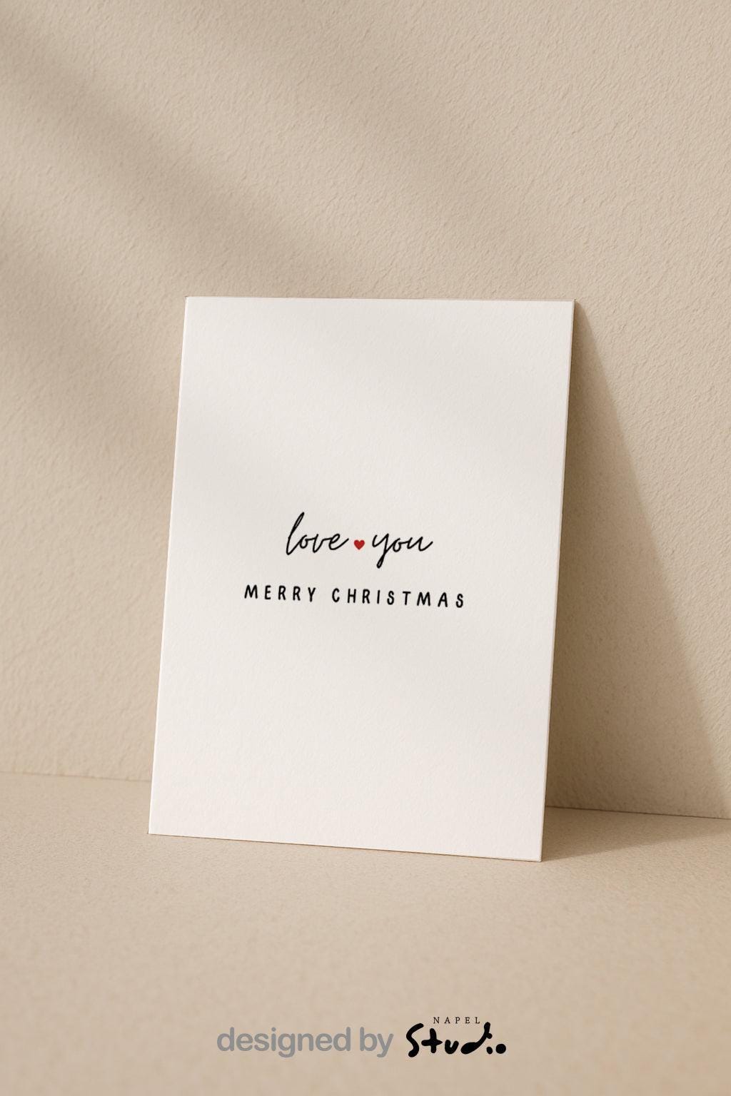 Minimalistische A6-Weihnachtskarte mit dem handgeschriebenen Schriftzug „love you“, bei dem ein kleines rotes Herz den Abstand zwischen den Wörtern bildet. Darunter steht „Merry Christmas“ in klarer Blockschrift. Das Design ist schlicht, modern und elegant und eignet sich ideal als romantische Weihnachtskarte für den Partner oder Lieblingsmenschen. Perfekt als liebevolle Aufmerksamkeit in der Weihnachtszeit, gedruckt auf hochwertigem 300-g-Papier.