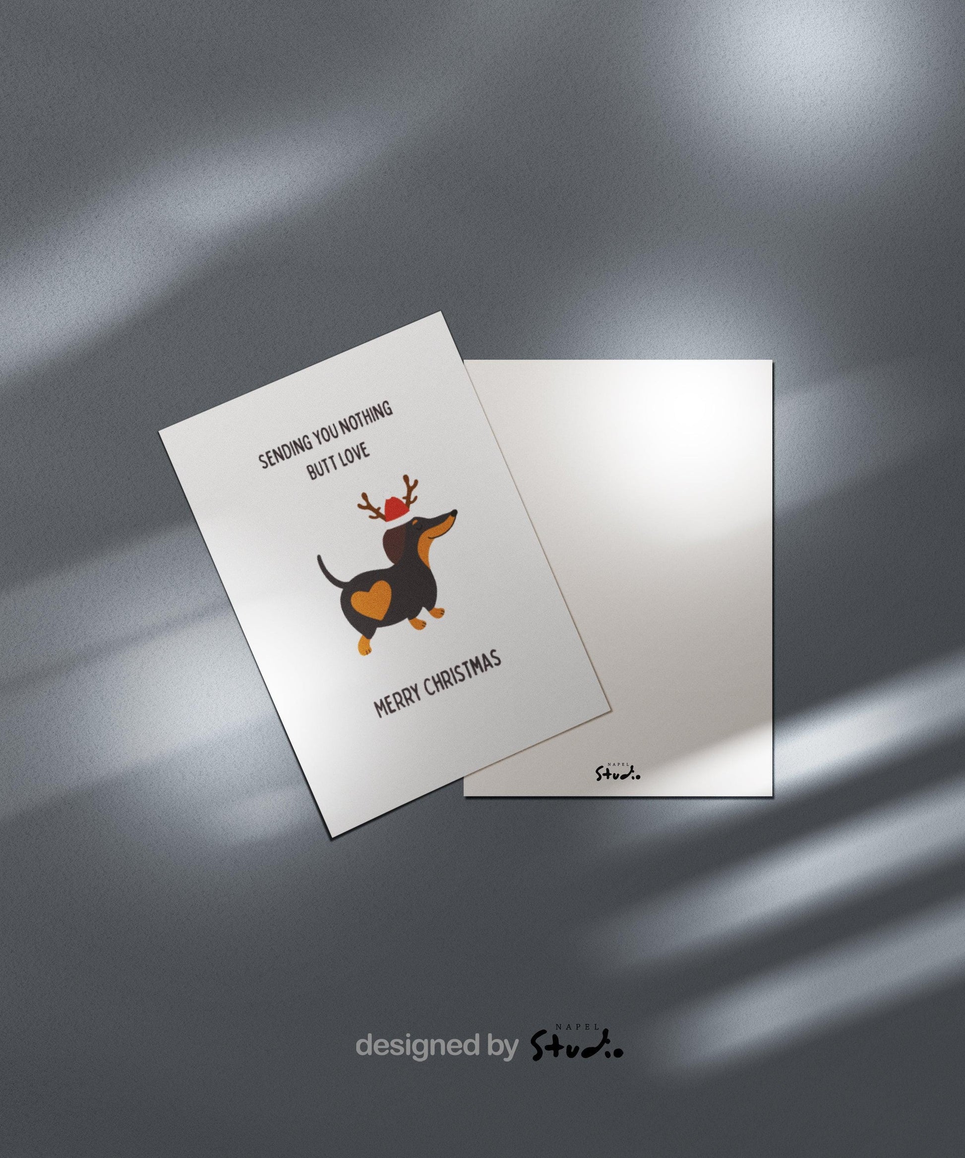 Diese witzige Weihnachtskarte zeigt einen Dackel mit einem großen Herzfleck auf dem Po, einem Rentiergeweih und einer kleinen Weihnachtsmütze. Darüber steht der Spruch „Sending you nothing butt love“, darunter „Merry Christmas“. Das Motiv ist humorvoll, süß und perfekt für Hundeliebhaber, Dackelfans oder als origineller Weihnachtsgruß für Freunde, Familie oder Haustierbesitzer.