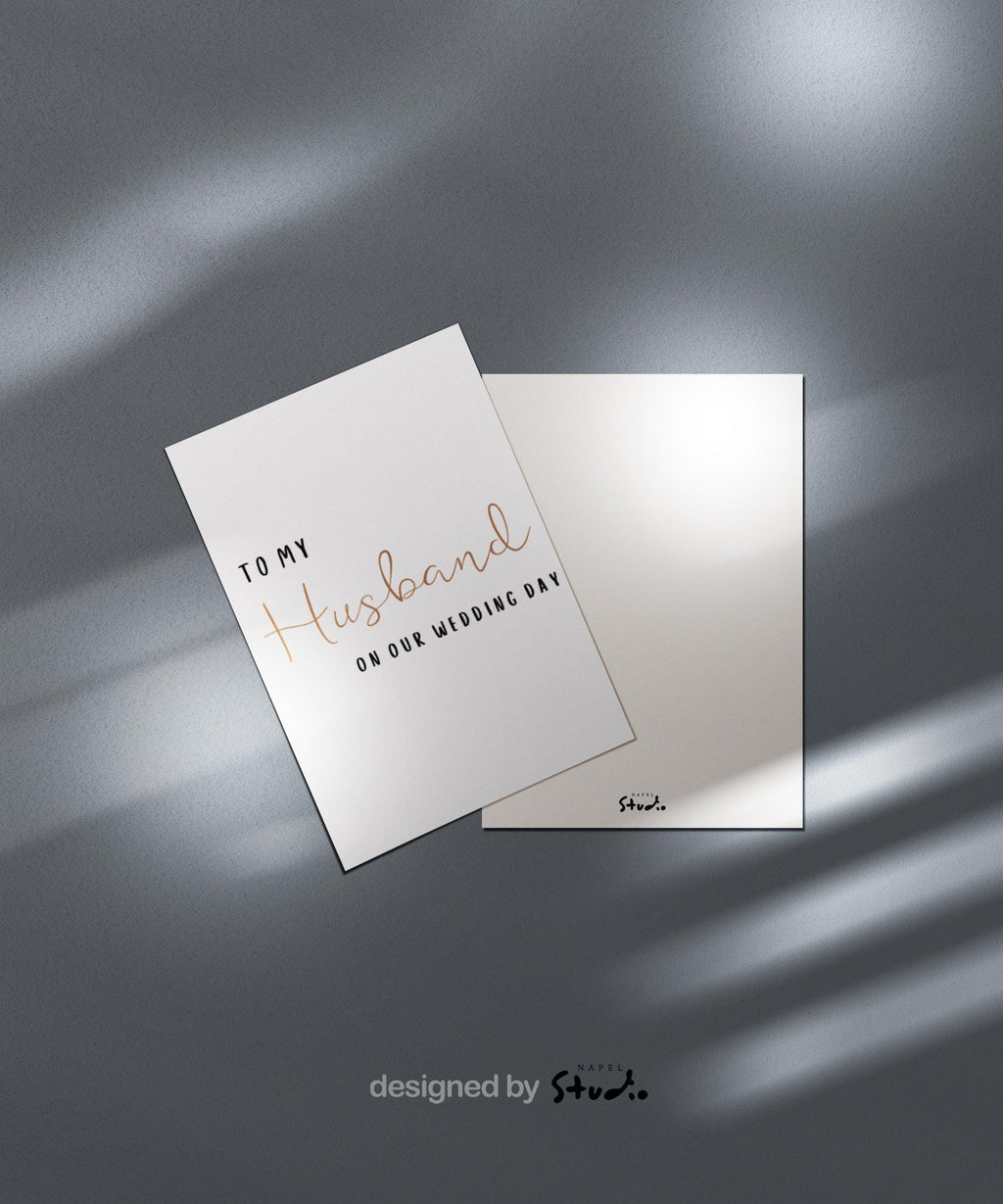 Minimalistische Hochzeitskarte mit englischem Schriftzug „To my Husband on our Wedding Day“. Die Wörter sind modern und elegant gesetzt, in einer Mischung aus Druckschrift und geschwungener Handschrift. Der Hintergrund ist schlicht und hell gehalten. Eine stilvolle Karte für den Bräutigam am Hochzeitstag, ideal für romantische Anlässe und persönliche Botschaften.