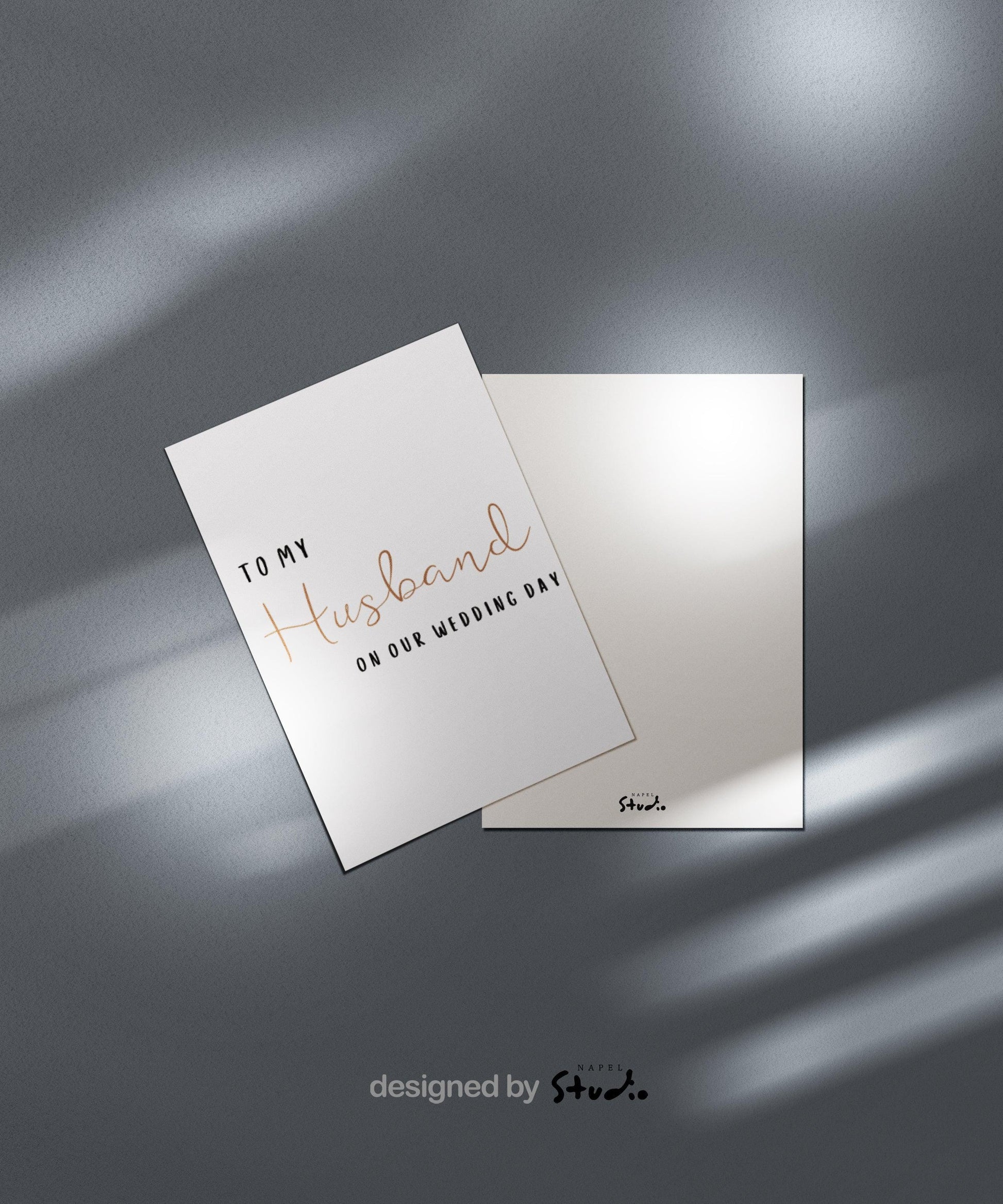 Minimalistische Hochzeitskarte mit englischem Schriftzug „To my Husband on our Wedding Day“. Die Wörter sind modern und elegant gesetzt, in einer Mischung aus Druckschrift und geschwungener Handschrift. Der Hintergrund ist schlicht und hell gehalten. Eine stilvolle Karte für den Bräutigam am Hochzeitstag, ideal für romantische Anlässe und persönliche Botschaften.