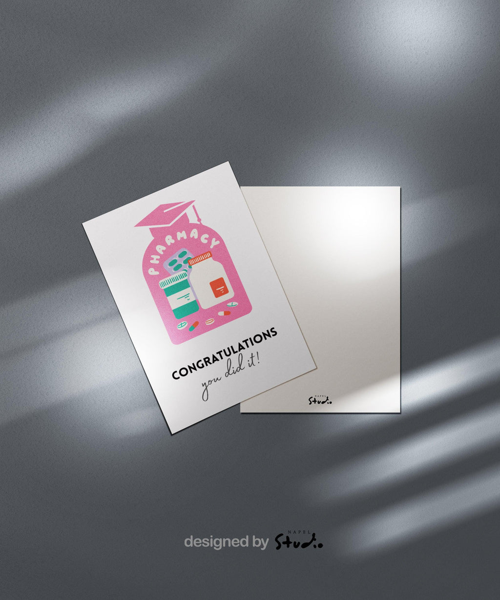 Illustration einer rosa Apotheker-Graduationkarte mit Abschlusskappe. In der Mitte stehen Medikamentenflaschen, Blistertabletten und bunte Pillen. Darüber der Schriftzug „Pharmacy“ in verspielten weißen Buchstaben. Unten steht „Congratulations – you did it!“. Perfekt als Glückwunschkarte für Pharma-Abschluss, Examen oder Apothekenberufe.