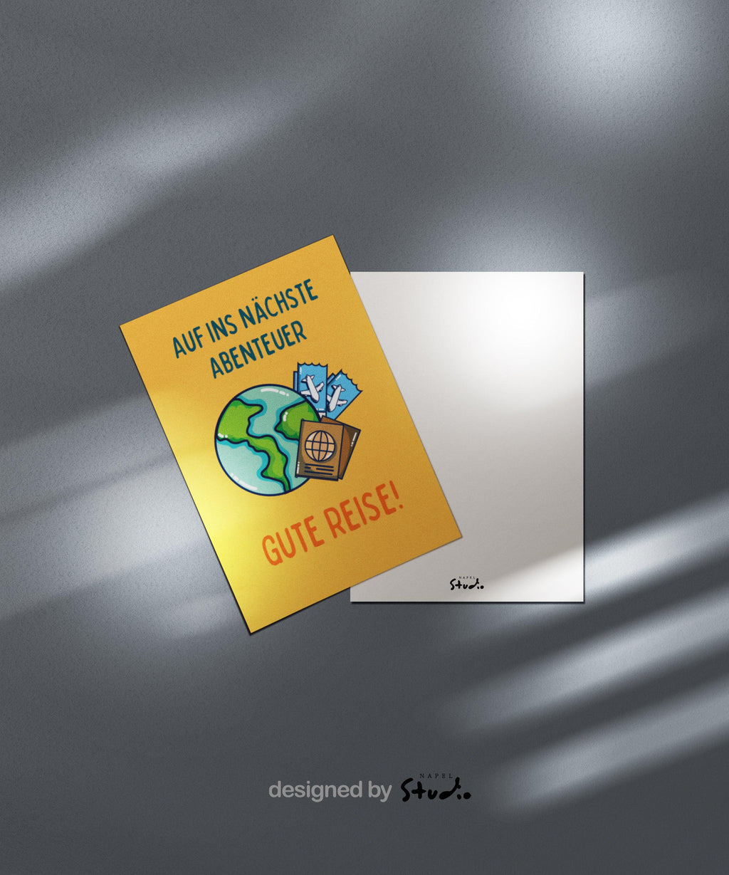 Illustration einer fröhlichen Reisekarte auf gelbem Hintergrund. In der Mitte sieht man eine Weltkugel, daneben zwei blaue Flugtickets mit kleinen Flugzeugsymbolen sowie einen braunen Reisepass. Oben steht in großer Schrift „Auf ins nächste Abenteuer“, darunter „Gute Reise!“. Die Karte wirkt farbenfroh, modern und eignet sich perfekt als Abschiedsgruß für Urlaub, Weltreise oder Auswanderung.